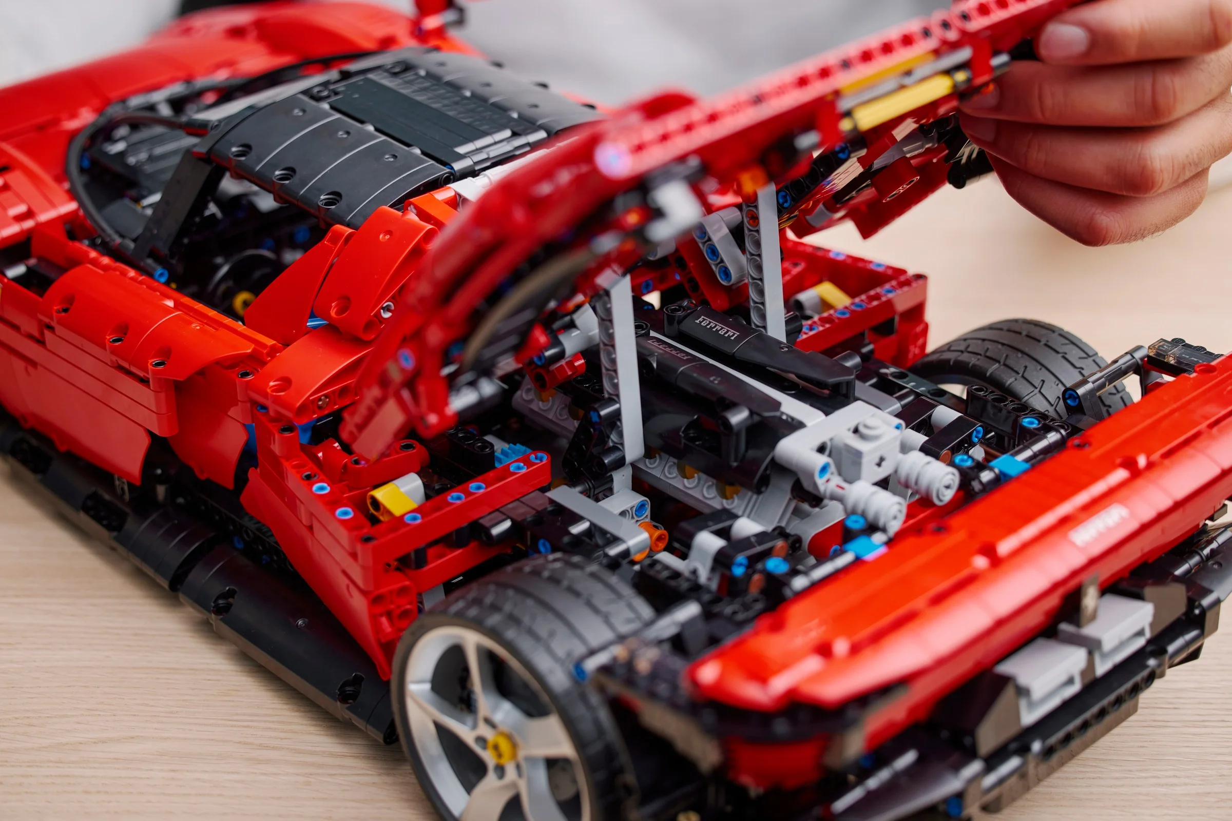 Ferrari Daytona SP3 Technic roșu, detaliu motor și componente interne, deschis.