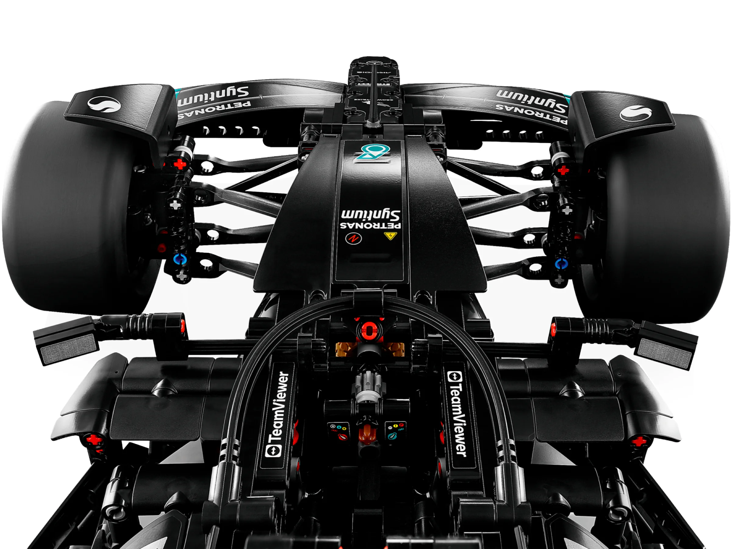 Prim-plan al mașinii Mercedes-AMG F1 W14 E Performance, detaliind componentele suspensiei față.
