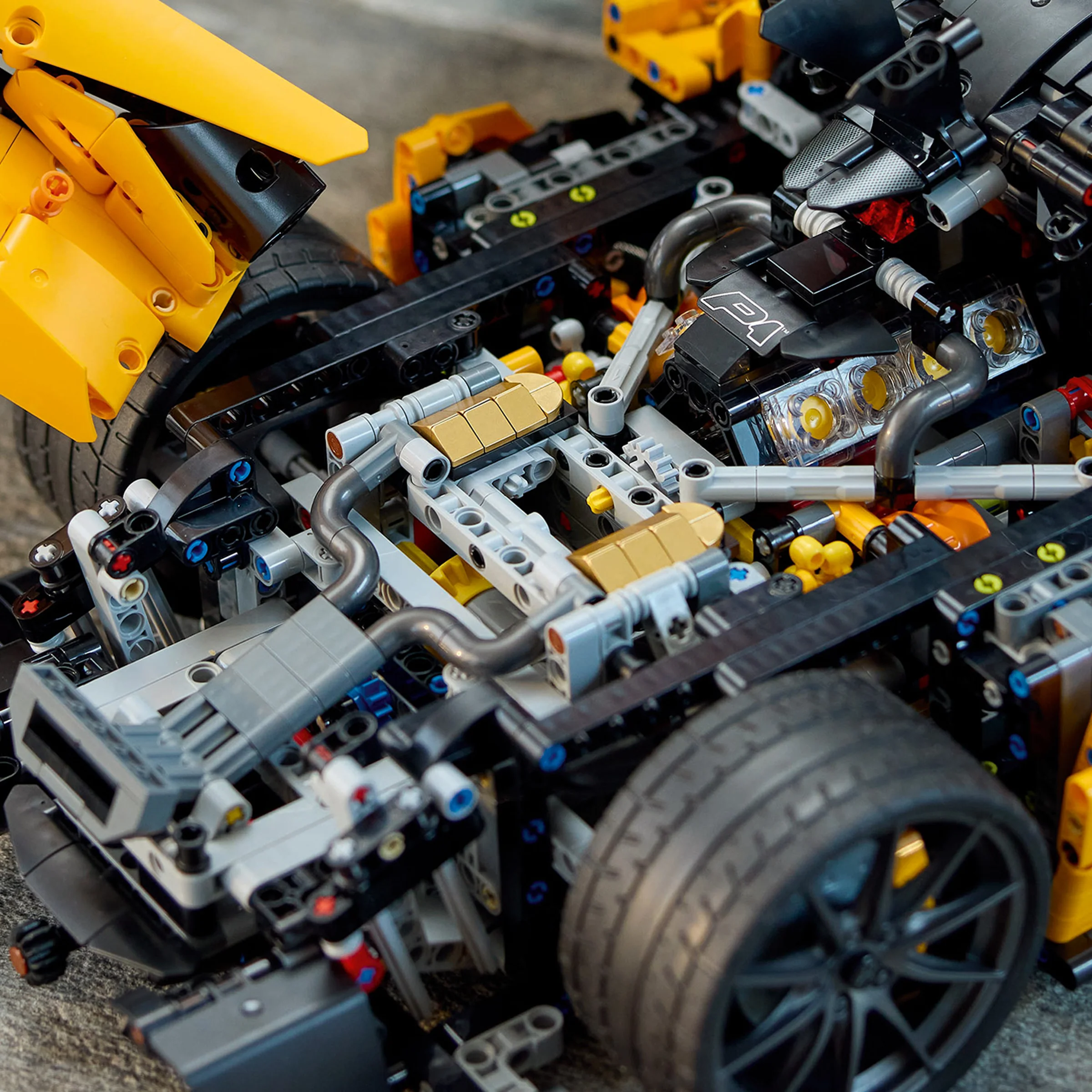 Detaliu complex al motorului LEGO Technic McLaren P1, cu elemente funcționale vizibile.