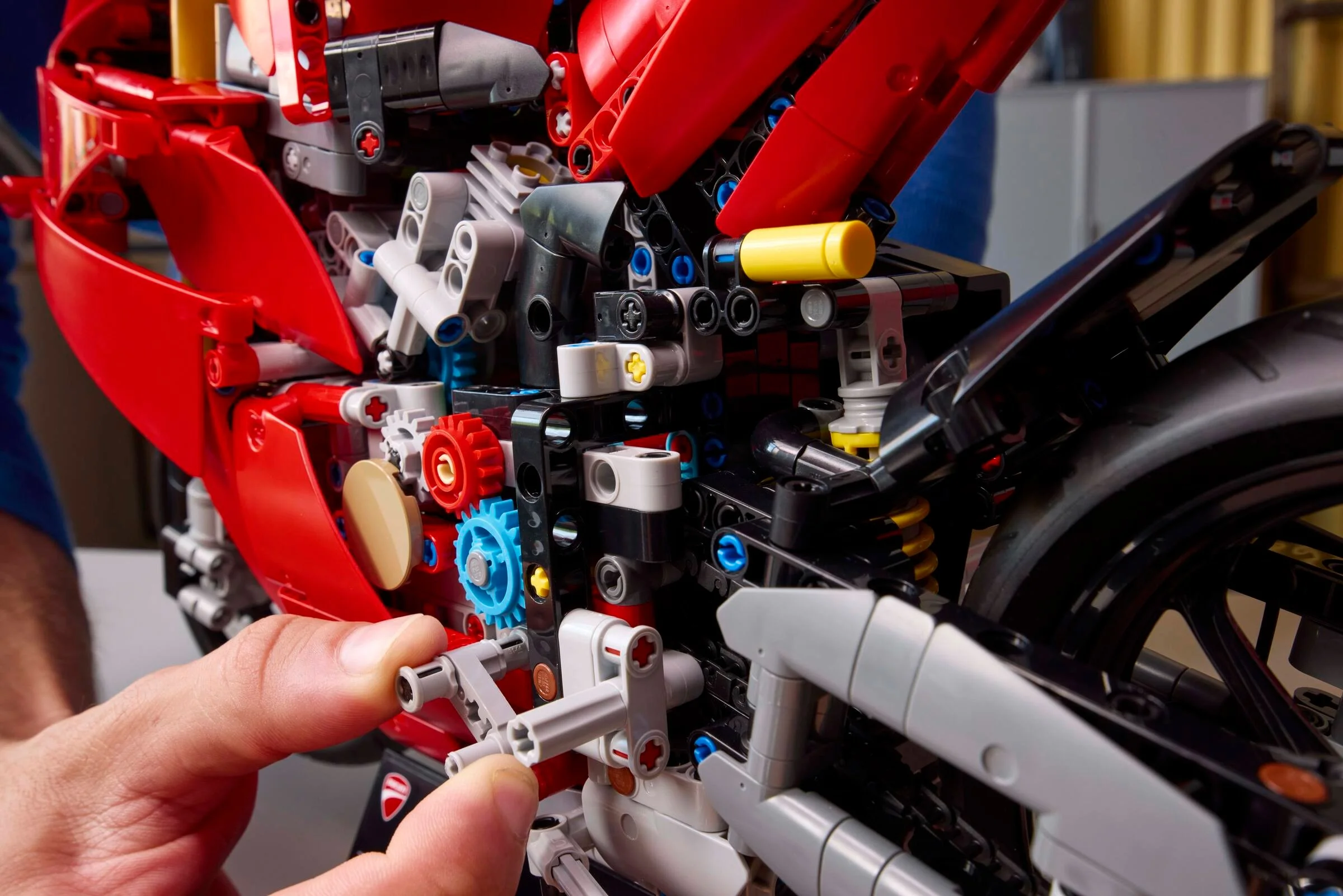 Construirea motocicletei Ducati Panigale V4 S: detalii tehnice și angrenaje complexe.