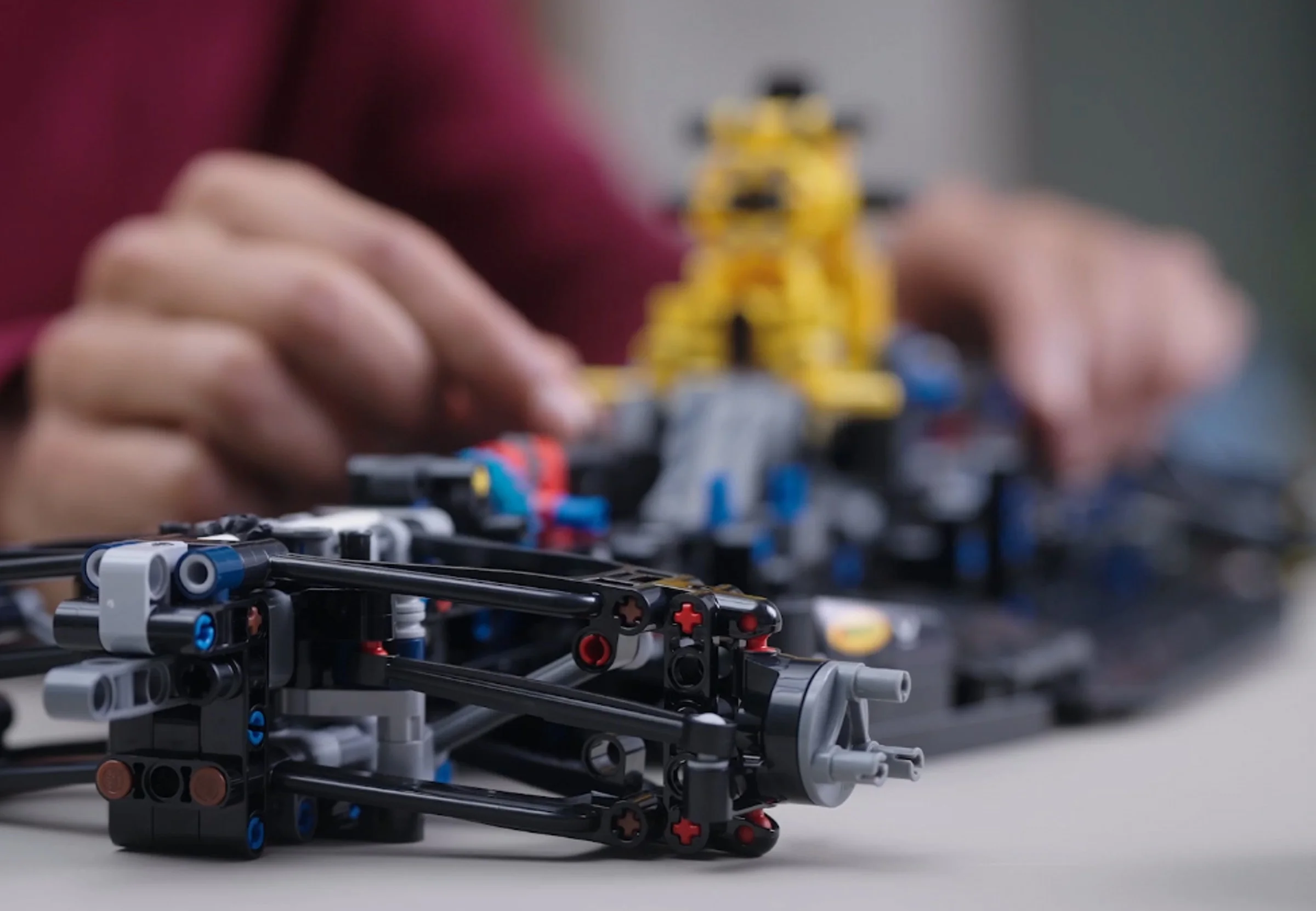 Construirea mașinii de curse Red Bull. Detalii tehnice complexe și piese colorate.
