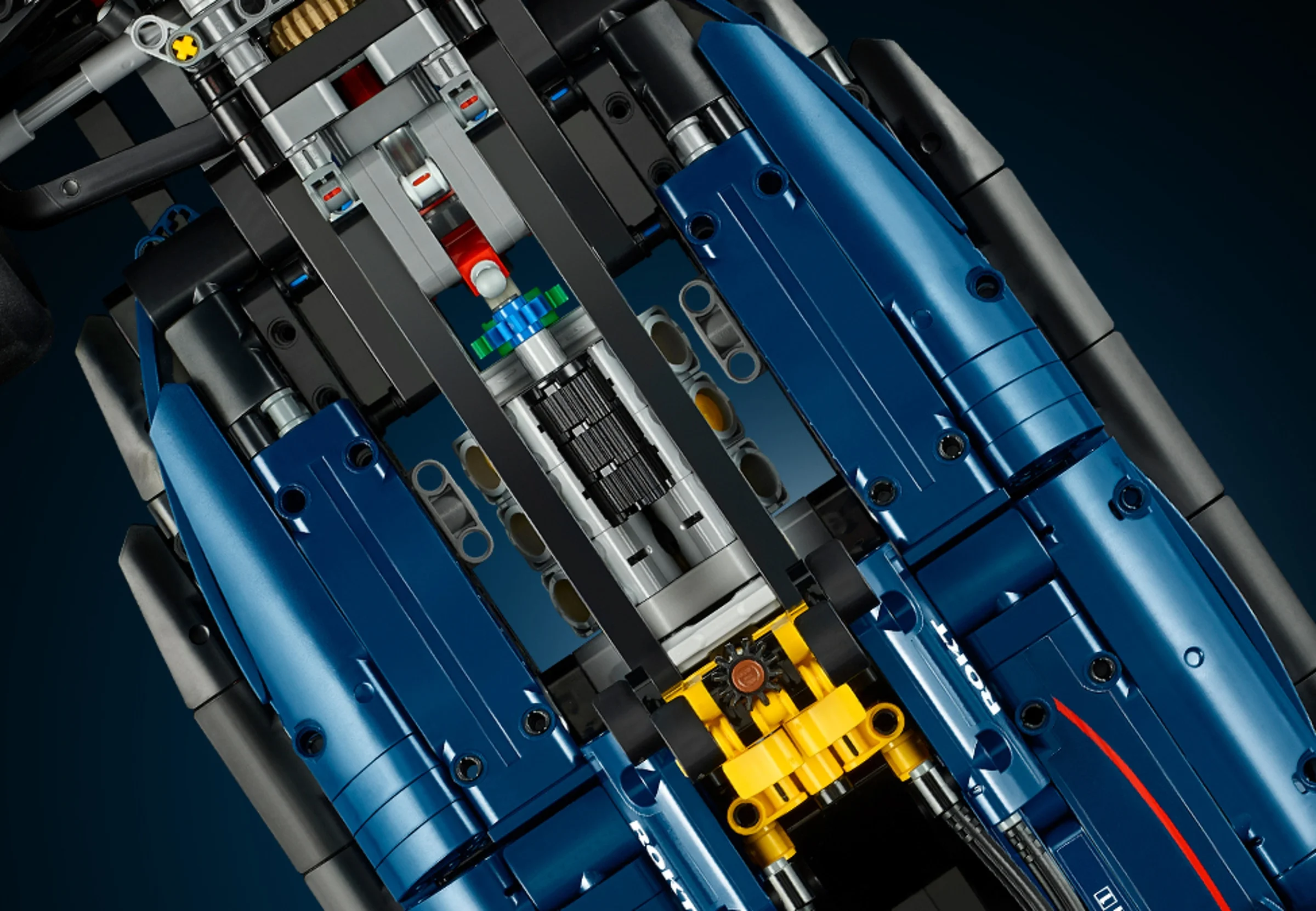 Detalii ale mecanismelor interne ale modelului LEGO Technic Red Bull Racing RB20. Componente și angrenaje vizibile.