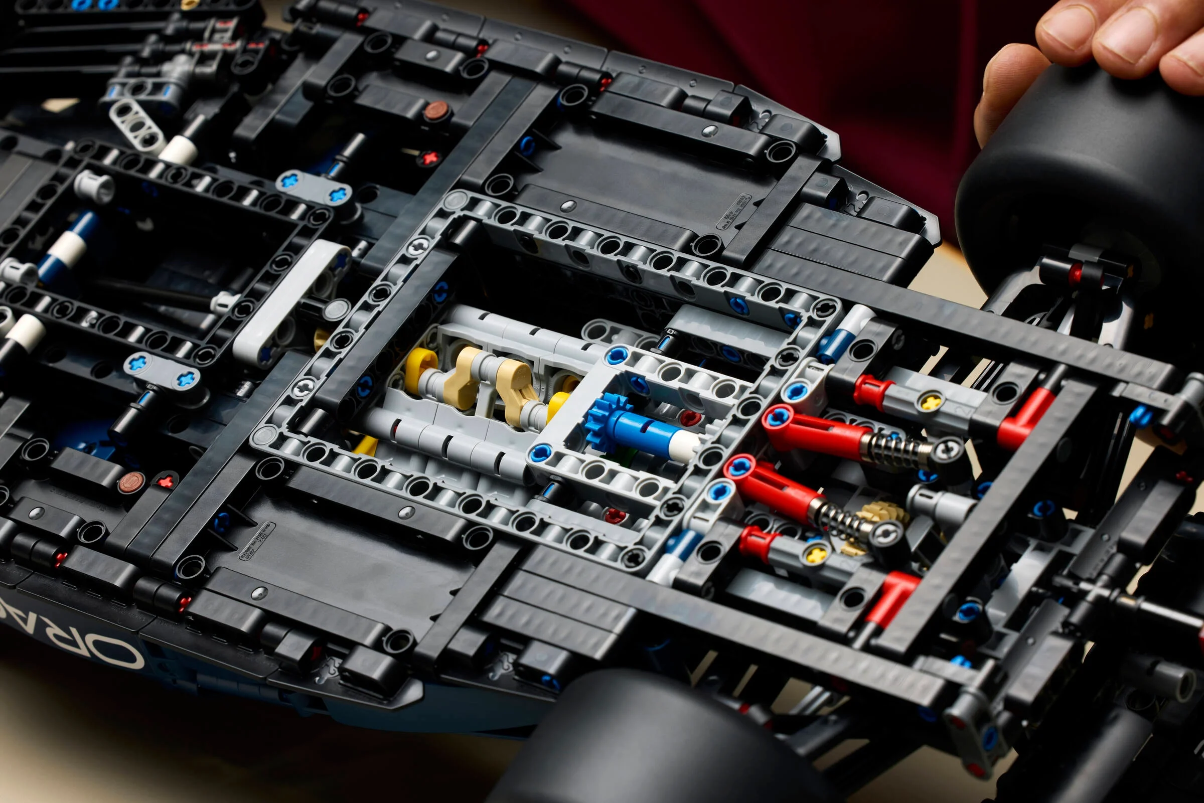 Detalii interne complexe ale modelului RB20 F1 Technic, cu accent pe motor și suspensie.