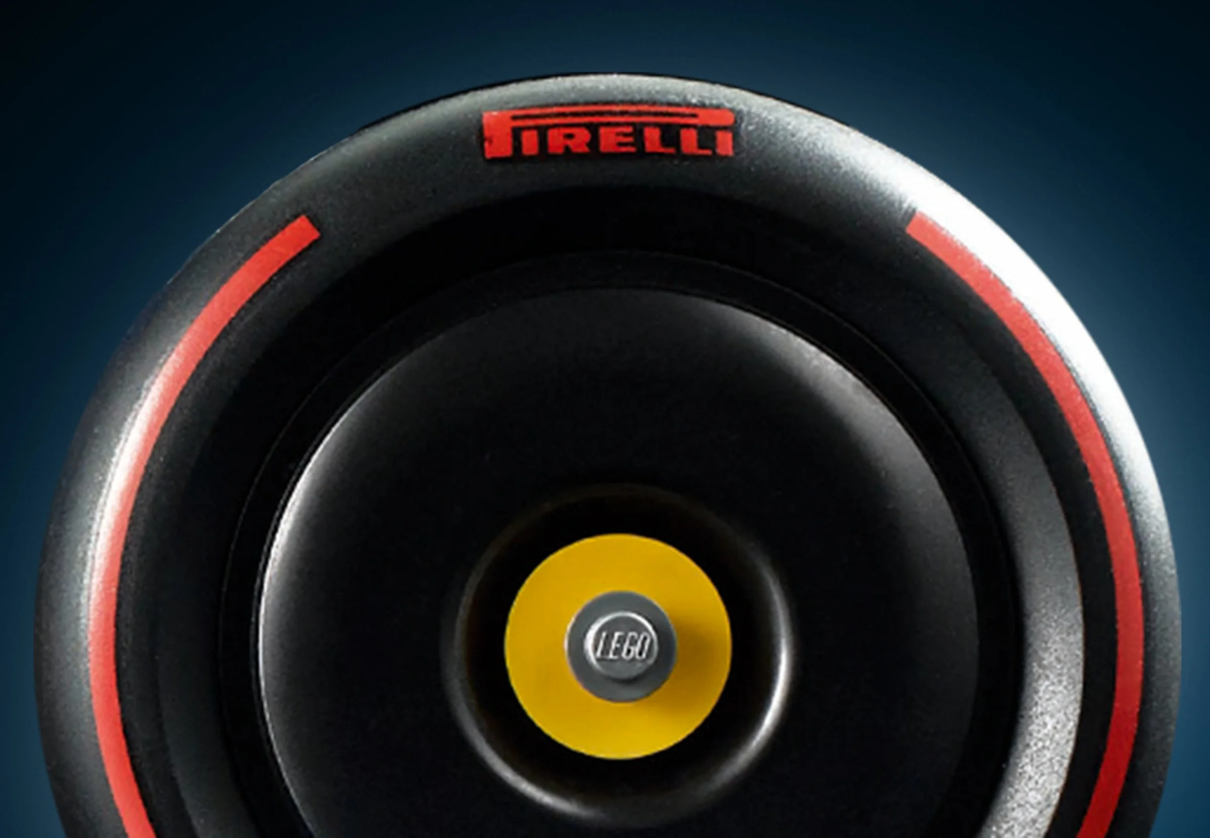 Prim plan detaliat al roții LEGO a mașinii Red Bull Racing RB20, cu logo-ul Pirelli și detaliile anvelopei.
