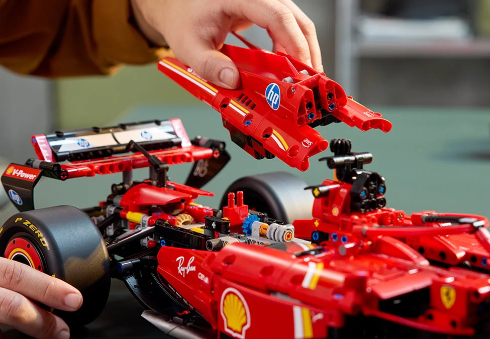 Asamblare detaliată a monopostului Ferrari SF-24, cu accent pe atașarea părților.