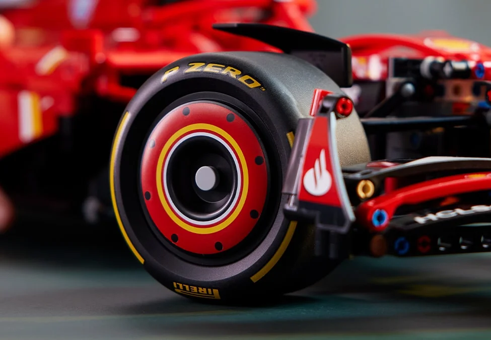 Prim-plan detaliat al roții Ferrari SF-24, cu inscripții și elemente de design vizibile.