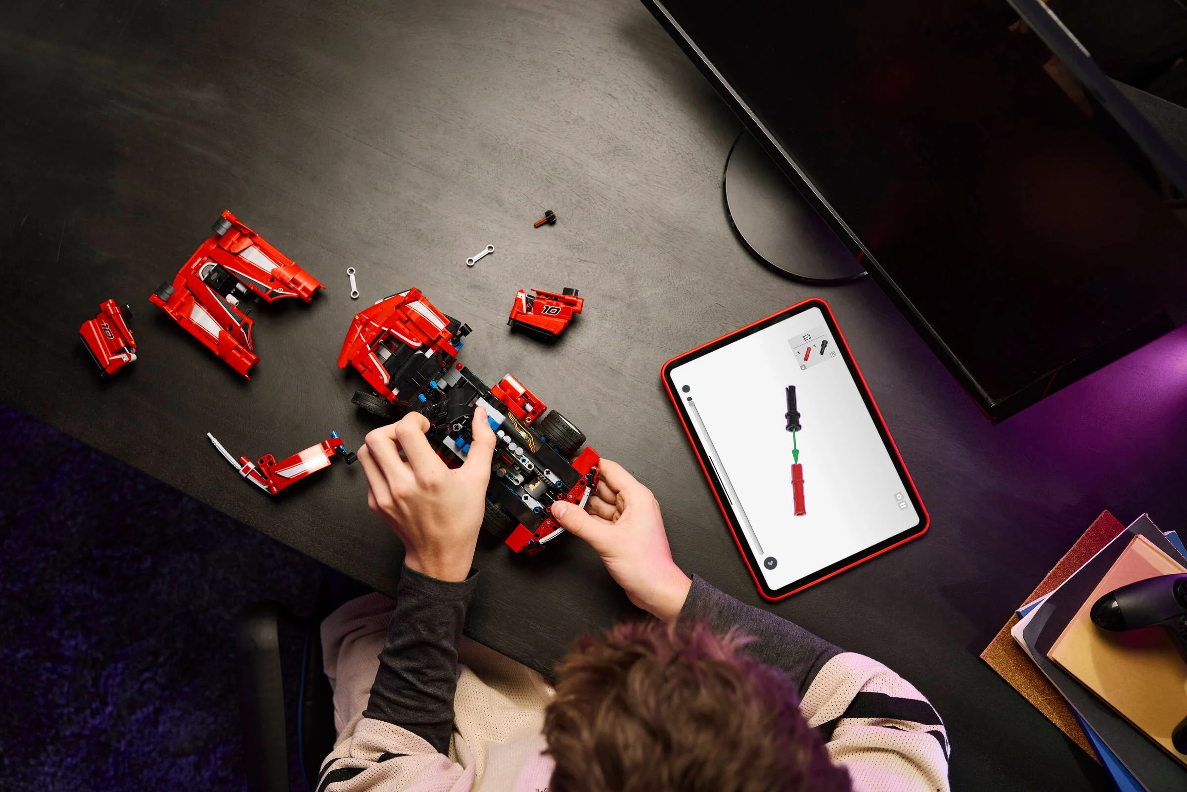 Construirea modelului Ferrari FXX K, folosind instrucțiuni digitale pe tabletă.