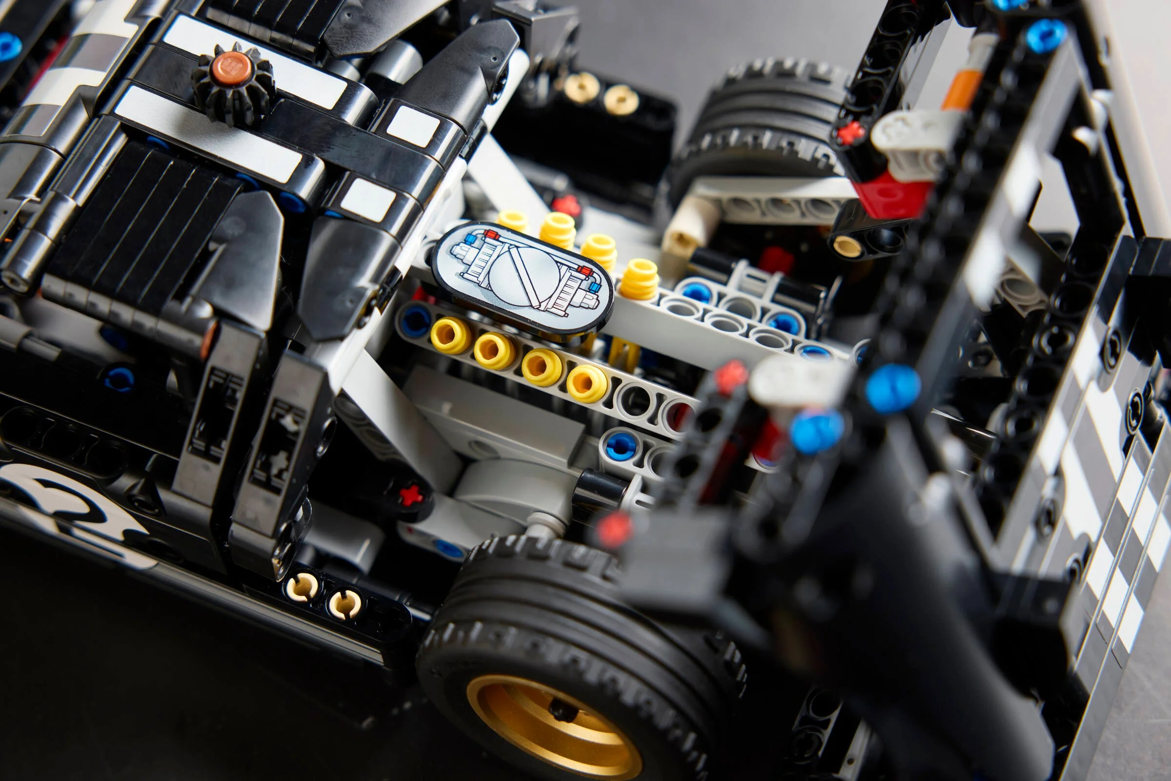 Detaliu al motorului și suspensiei mașinii Ford GT40 MKII, setul LEGO Technic 42223.