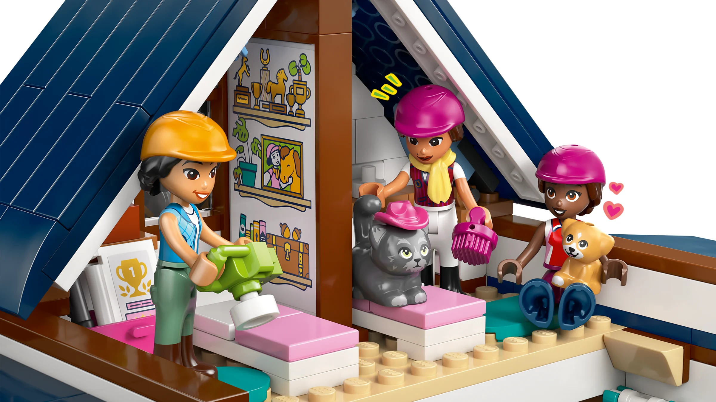 Detalii din grajdul LEGO Friends, arătând minifigurine îngrijind animalele și amenajând dormitoarele.