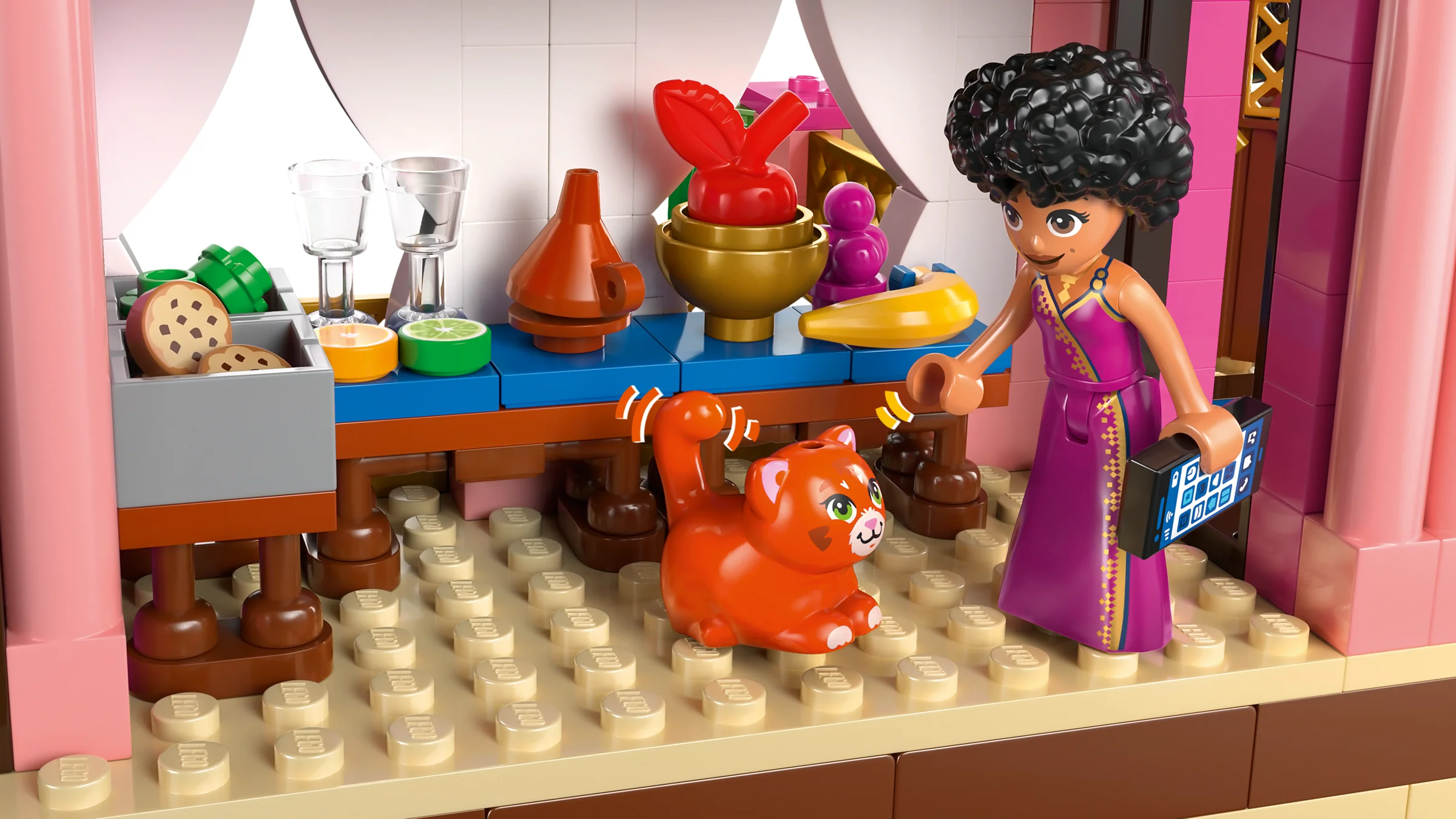 Prim-plan cu un personaj, pisică și detalii de mobilier din restaurantul LEGO Friends.