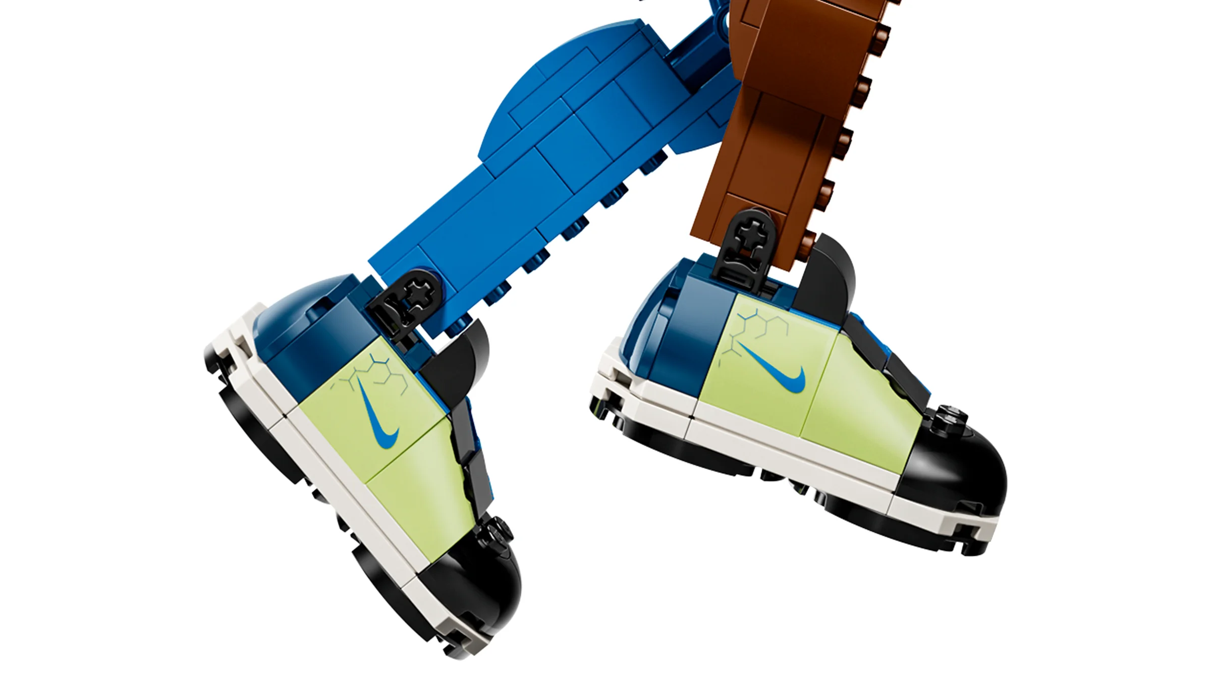 Prim-plan detaliat cu pantofii sport Nike construiți din piese LEGO.
