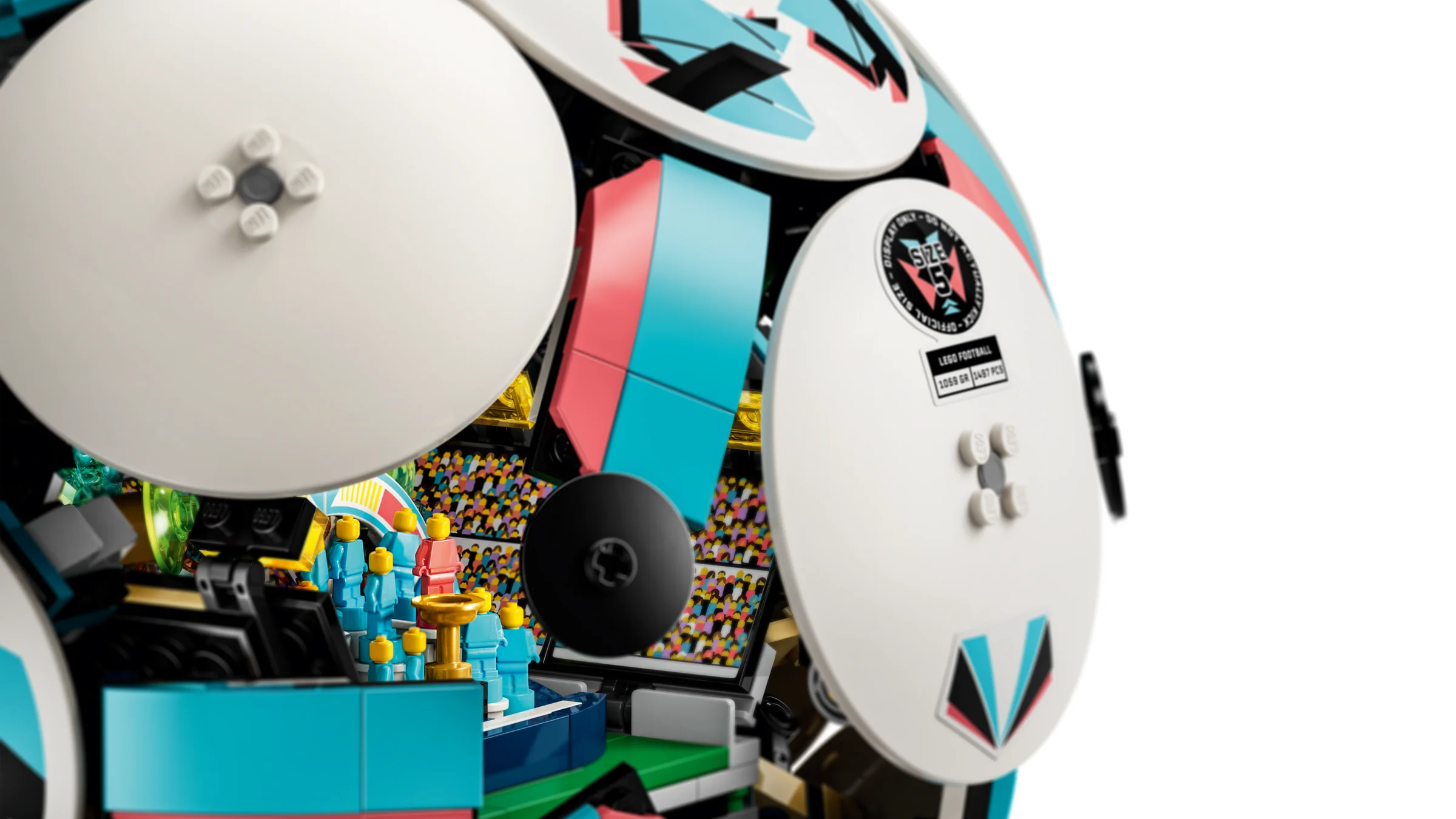 Detaliu al modelului LEGO 43019, cu accent pe tribunele și minifigurinele din interiorul mingii.