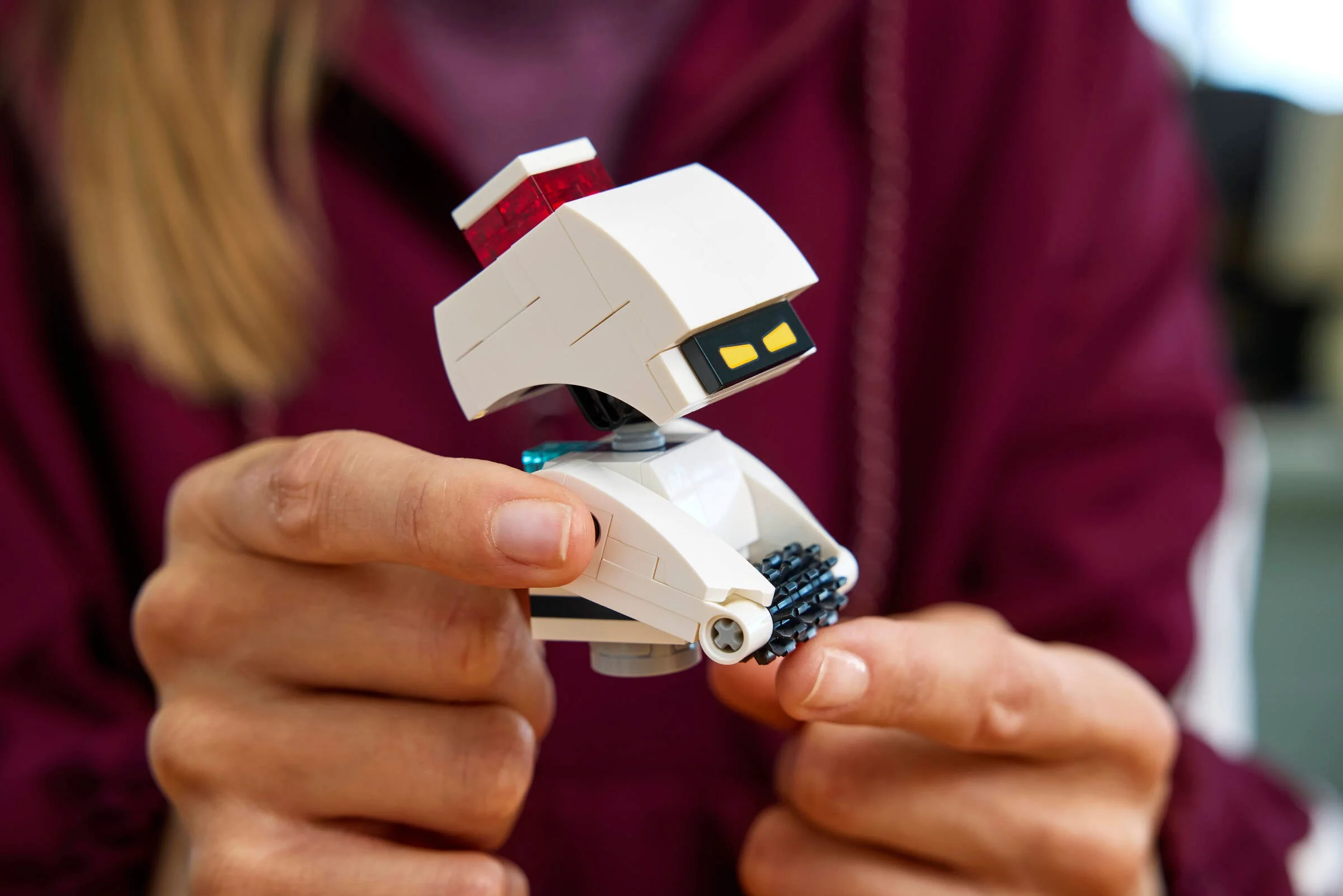 EVE LEGO, ținută în mâini, detaliu. Model simpatic și minimalist.