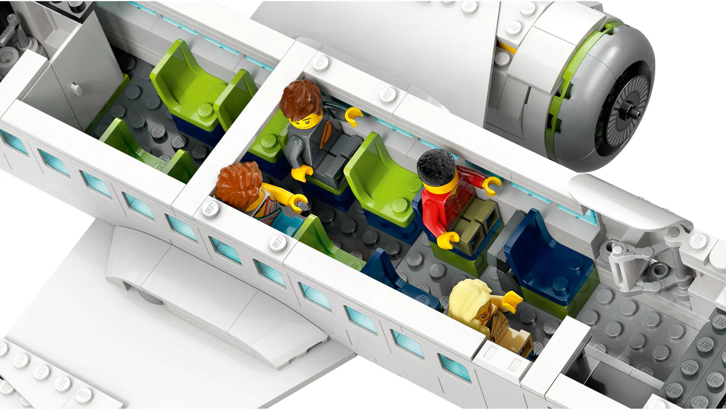 Interiorul avionului de pasageri, cu scaune verzi și albastre și minifigurine pasageri așezate.