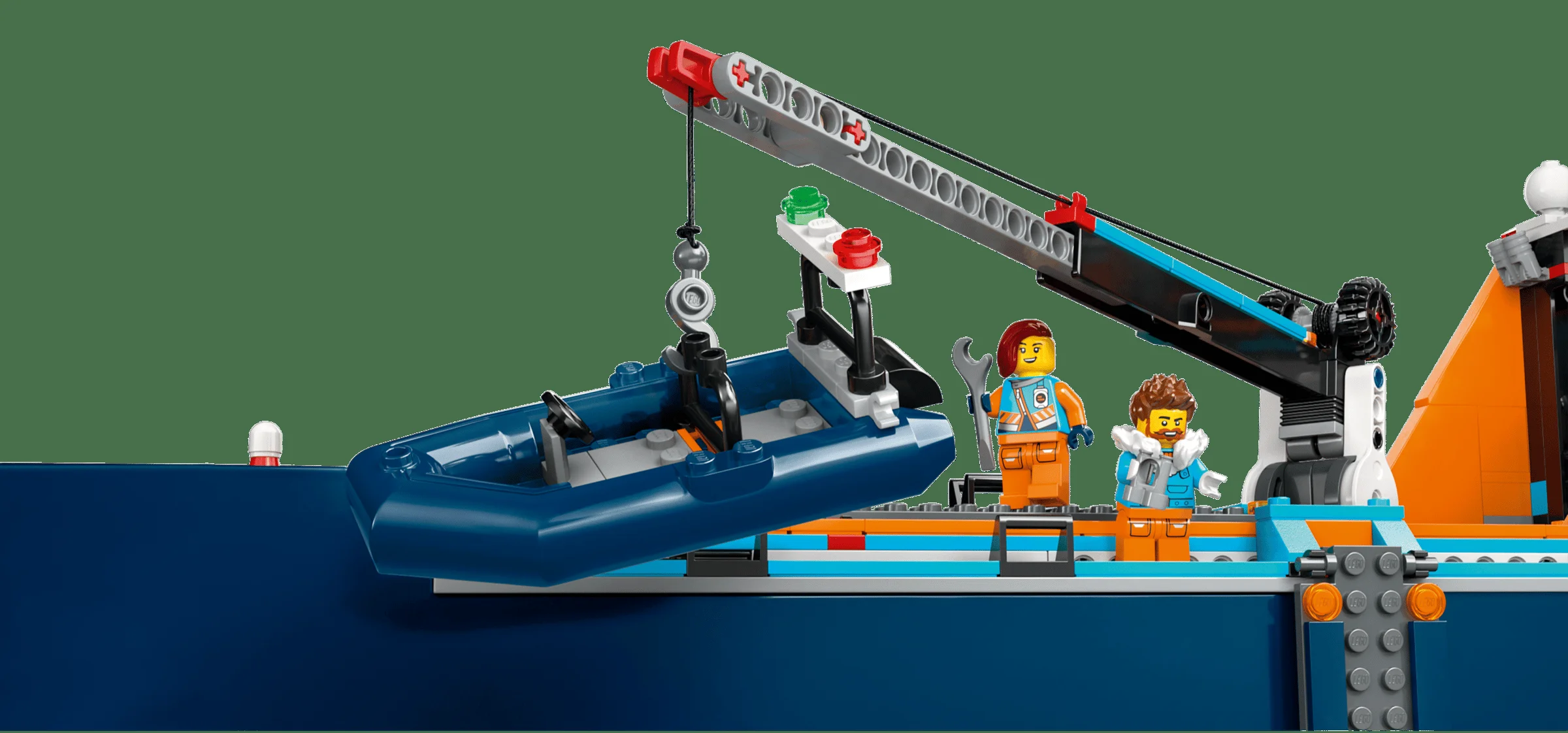 O imagine detaliată a unei părți din nava de explorare arctică LEGO, cu minifigurine și barcă.