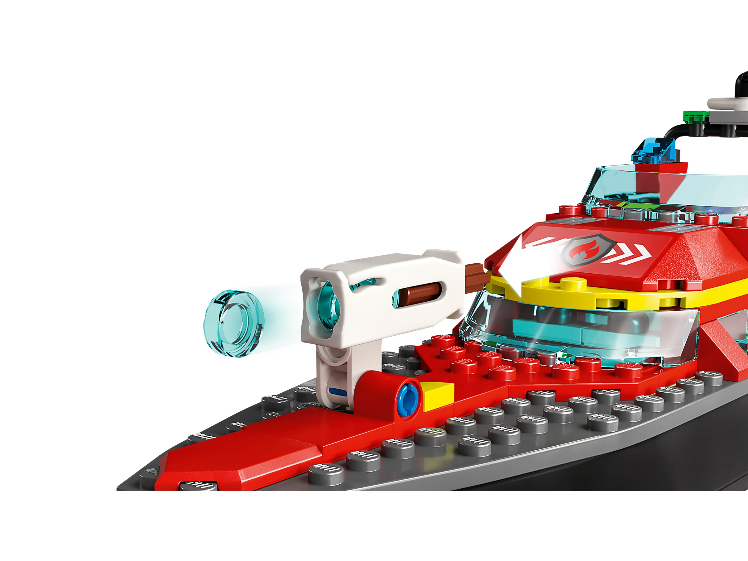 Prim-plan cu tunul de apă al bărcii de pompieri LEGO, gata de acțiune.
