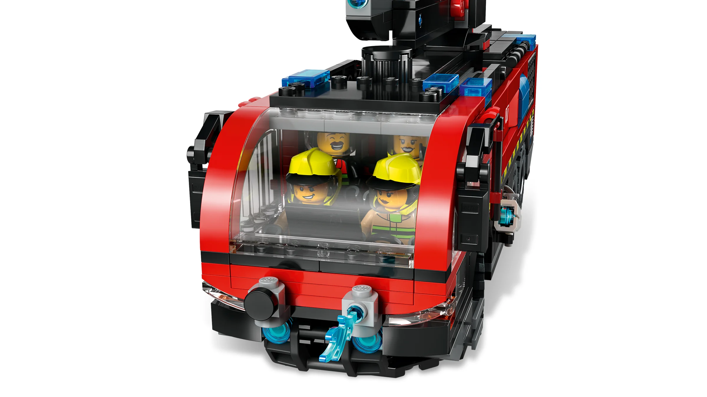 Prim-plan cu cabina autospecialei de pompieri și cele patru minifigurine din interior.