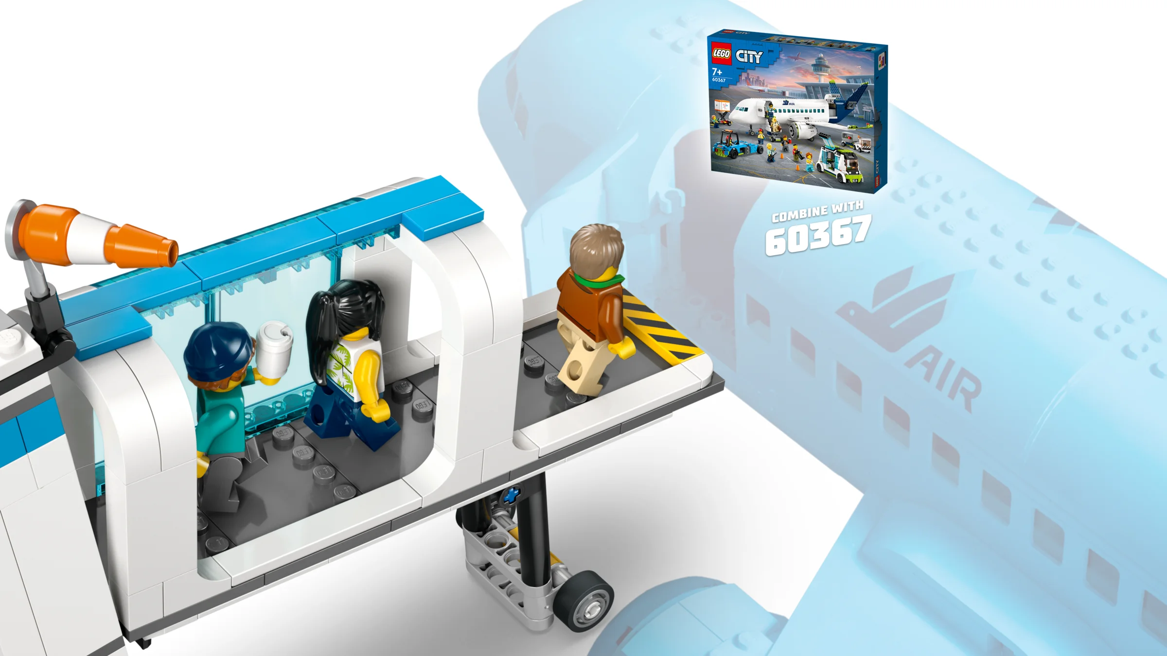 Imagine detaliată cu pasarela de îmbarcare și minifigurinele LEGO. Cutia setului 60367 este vizibilă.