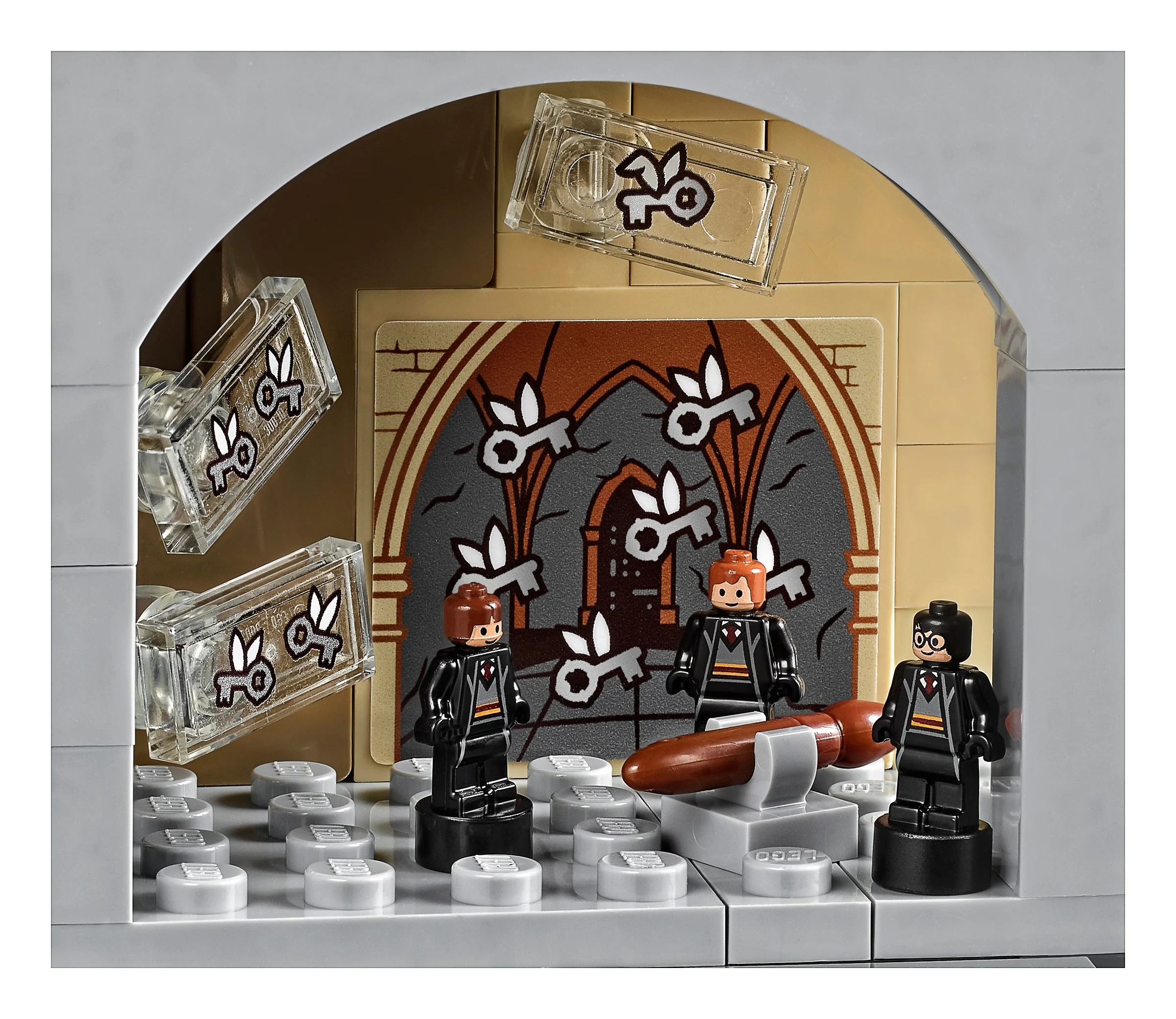 Detalii ale provocării cheilor zburătoare în castelul Hogwarts. Mini-figurine și elemente distinctive.