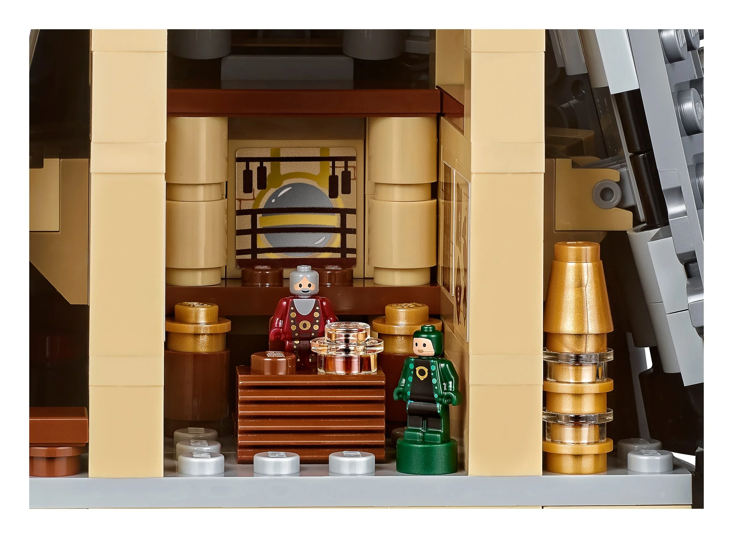 Detaliu interior din Castelul Hogwarts, cu minifigurinele incluse și elemente decorative. Interior detaliat.