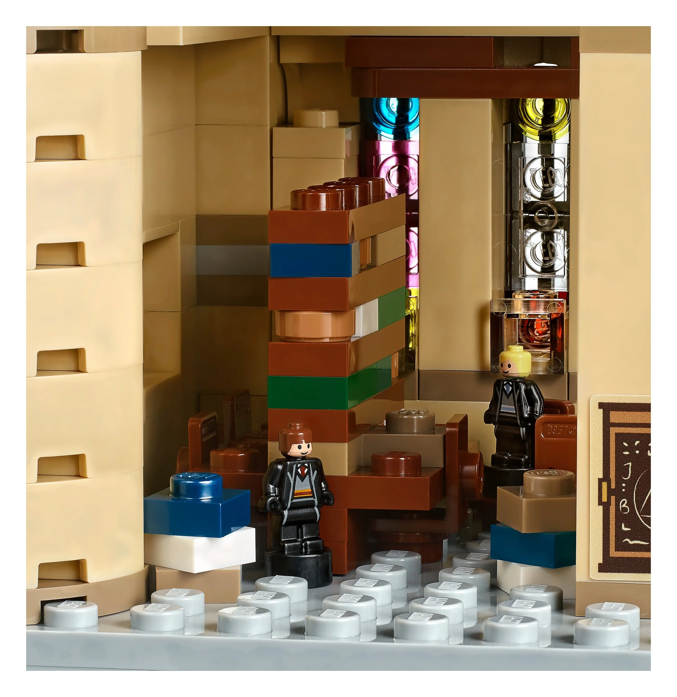 Interior Hogwarts detaliat, cu mini-figurine și elemente construite din piese LEGO.