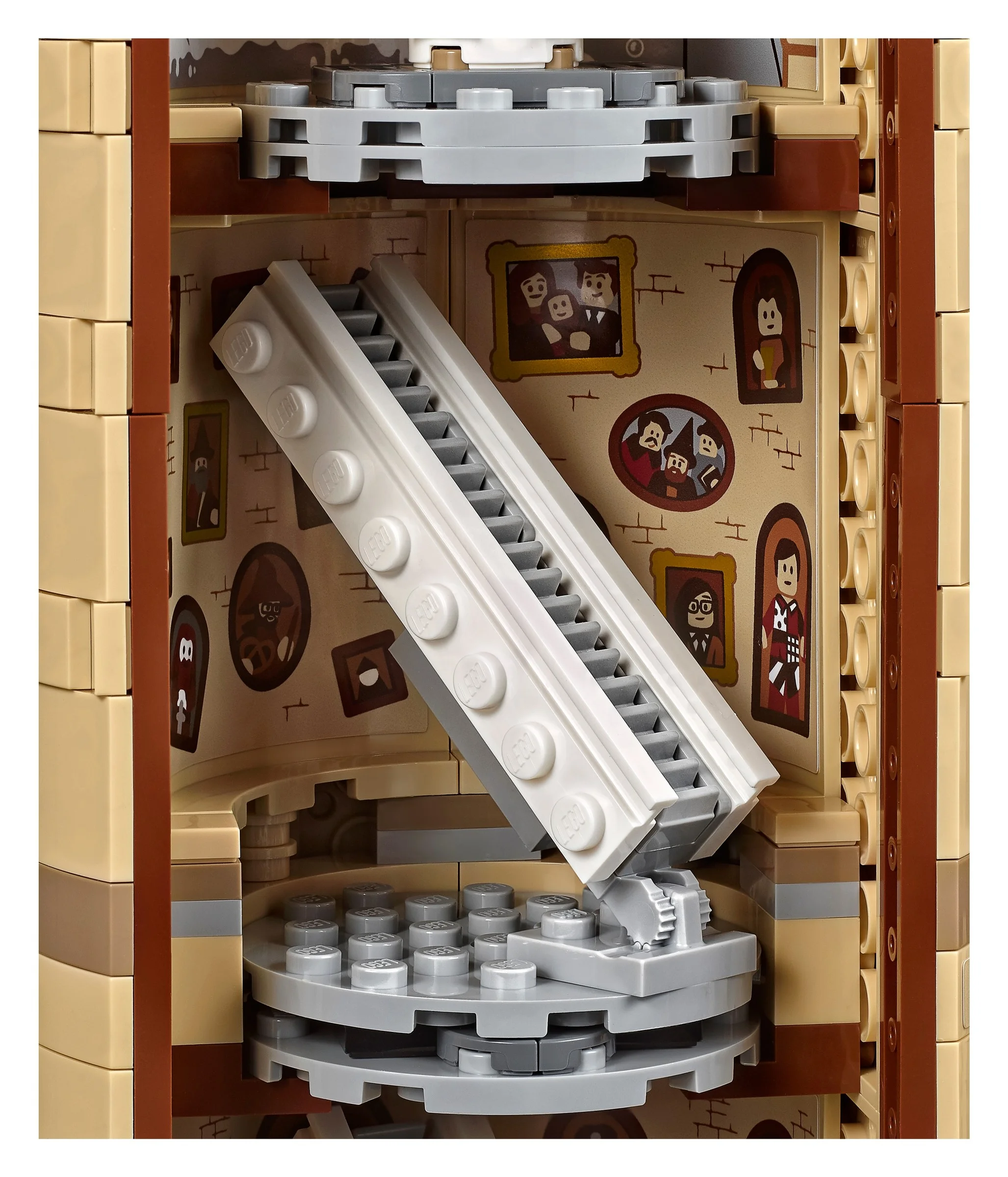 Detaliu interior cu scări mobile și portrete pe pereți ai castelului Hogwarts LEGO.