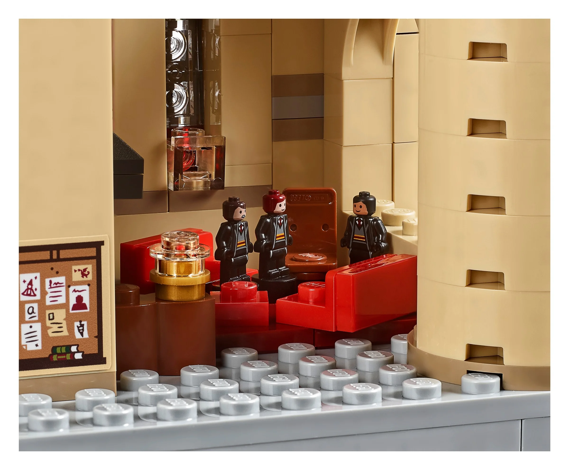Interiorul castelului Hogwarts cu minifigurine elevi și detalii construite din piese LEGO.