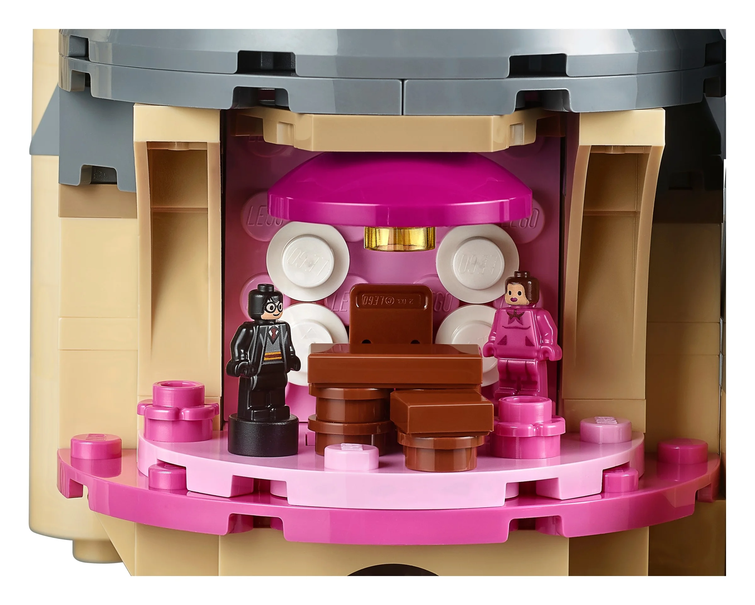 Scenă detaliată cu biroul Umbridge și mini-figurinele Harry și Umbridge în Castelul Hogwarts LEGO.