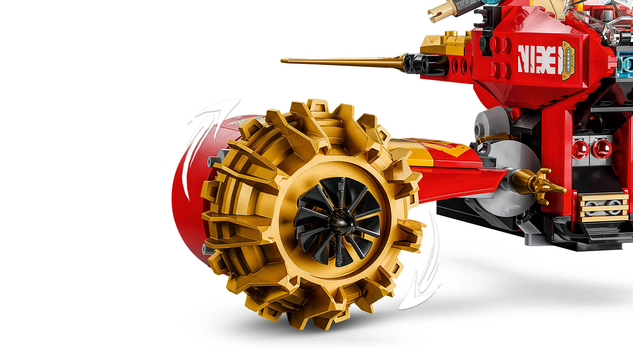 Detalii ale Storm Rider-ului lui Kai, cu roți masive și elemente de design Ninjago.