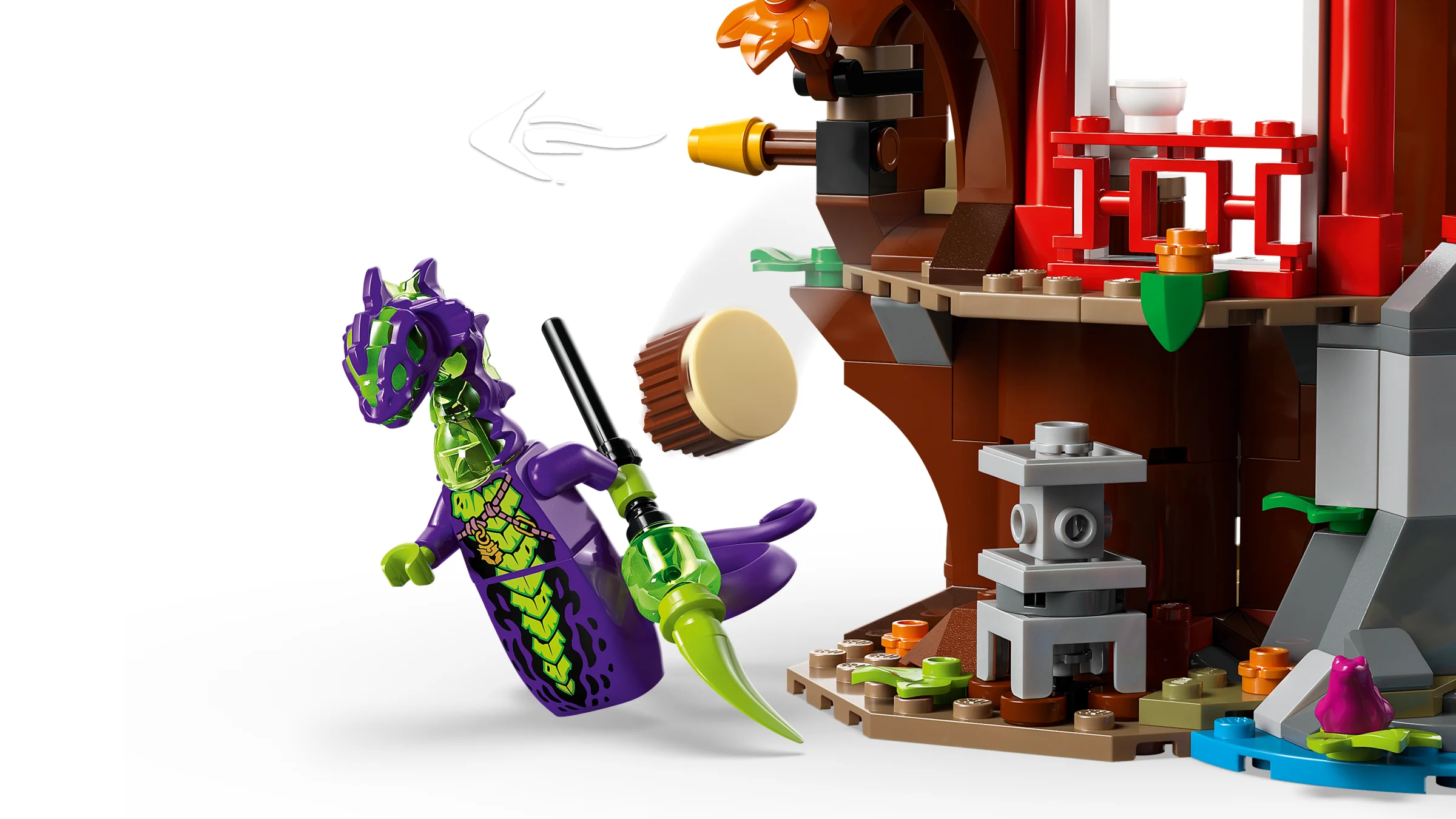 Detaliu cu o minifigurină șarpe și o porțiune din casa din copac Ninjago.
