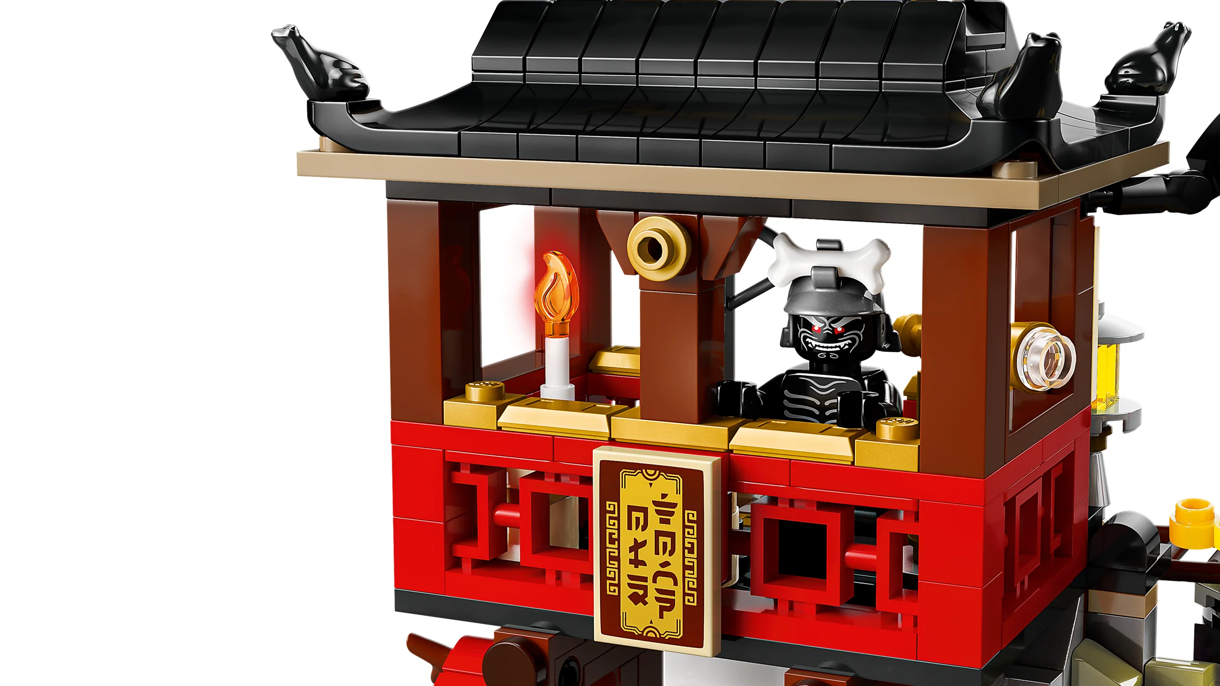 Detaliu al căruței din Orașul Vechi, cu acoperiș negru și minifigurina Samurai X înăuntru.