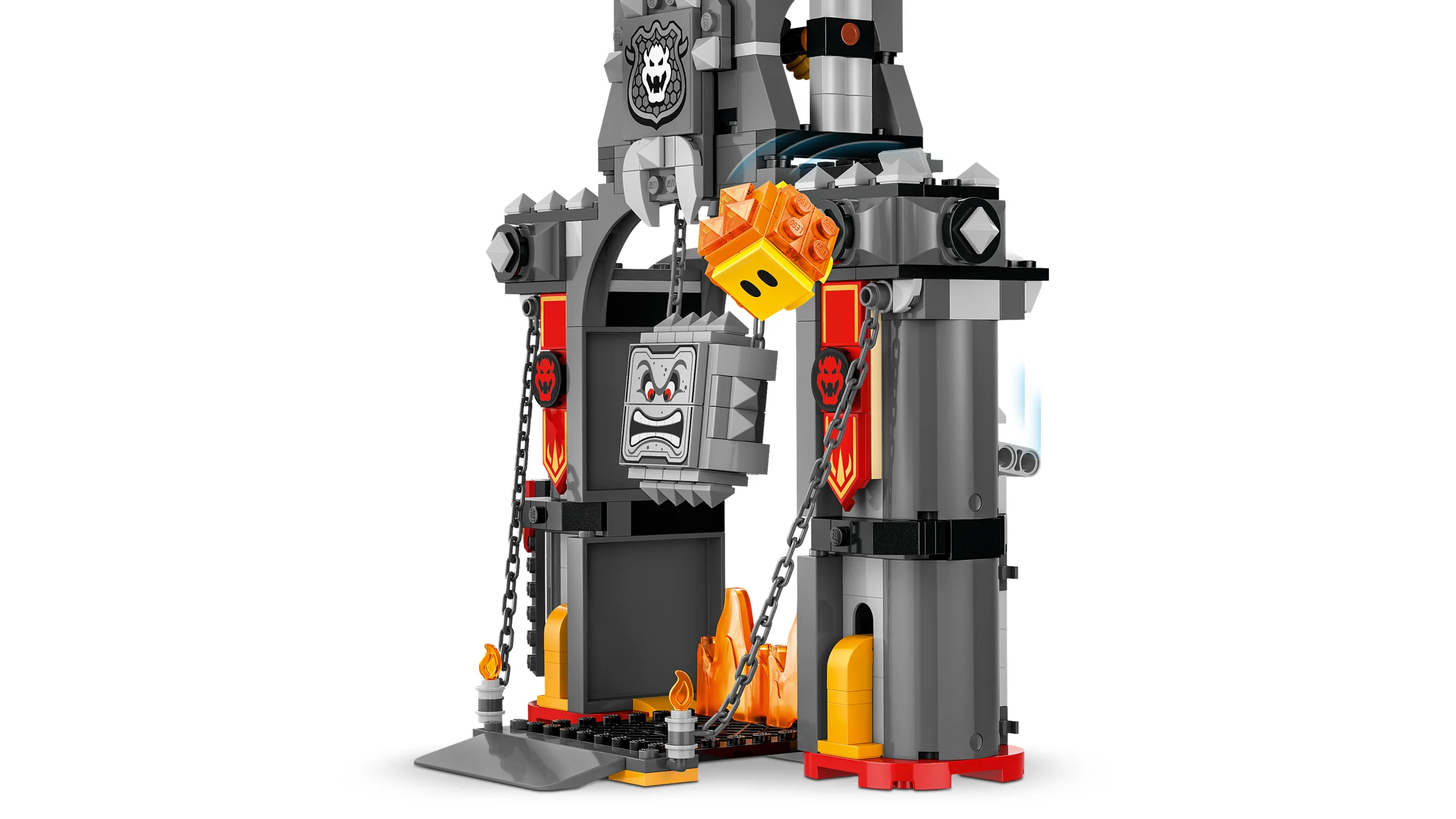 Detalii ale castelului Bowser LEGO, inclusiv mecanisme și elemente interactive.