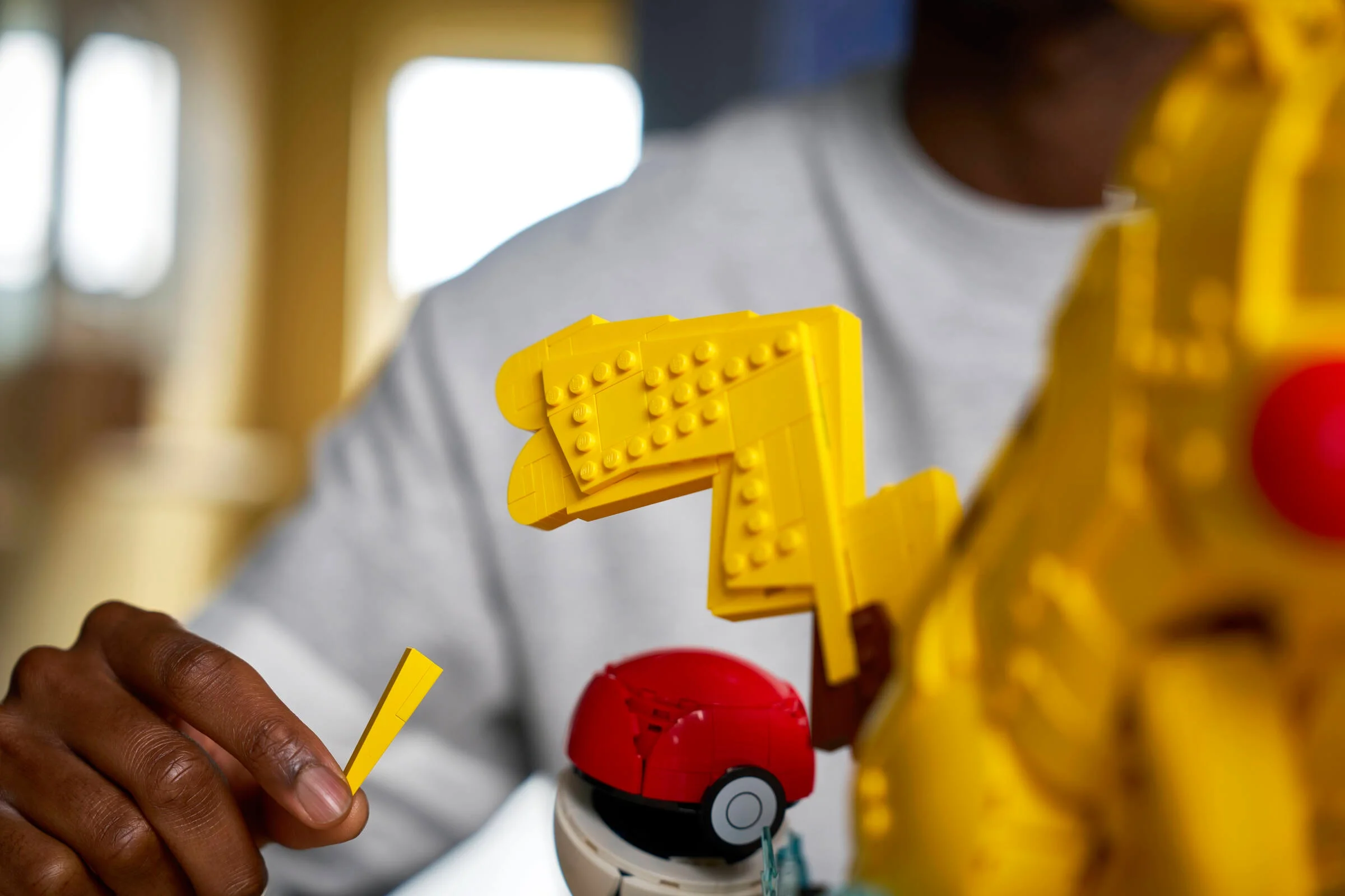 Construirea lui Pikachu și a Poké Ball. Detalii ale construcției LEGO.