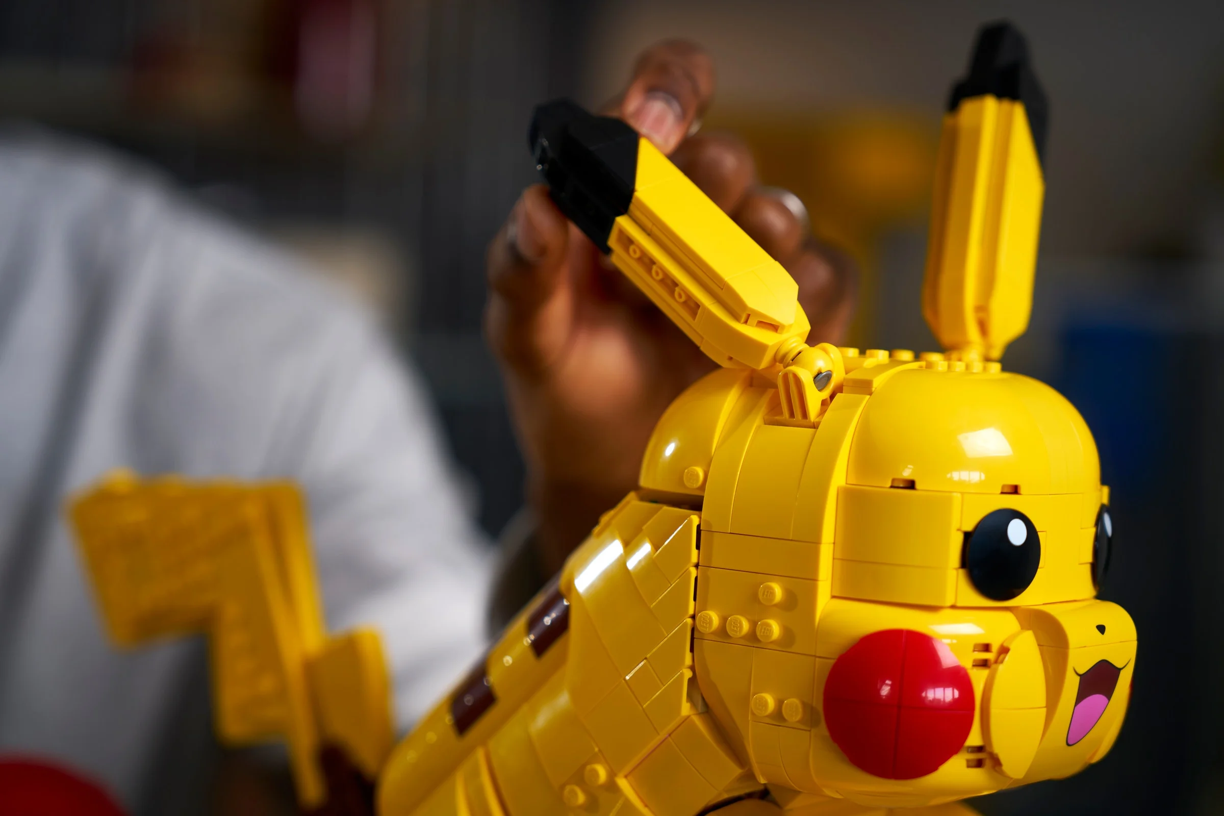 Construirea lui Pikachu: prim-plan cu atașarea cozii. Detalii construite din piese LEGO.