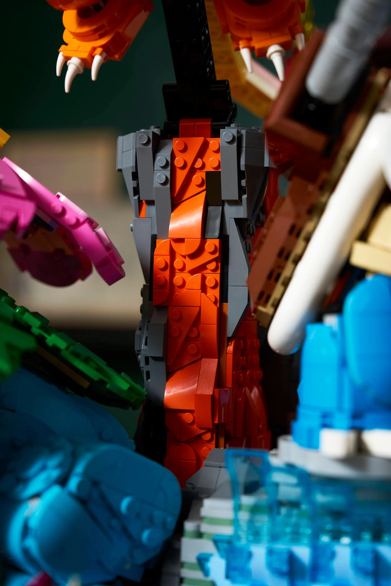 Prim-plan abstract cu părți ale modelelor Venusaur, Charizard și Blastoise construite din LEGO.