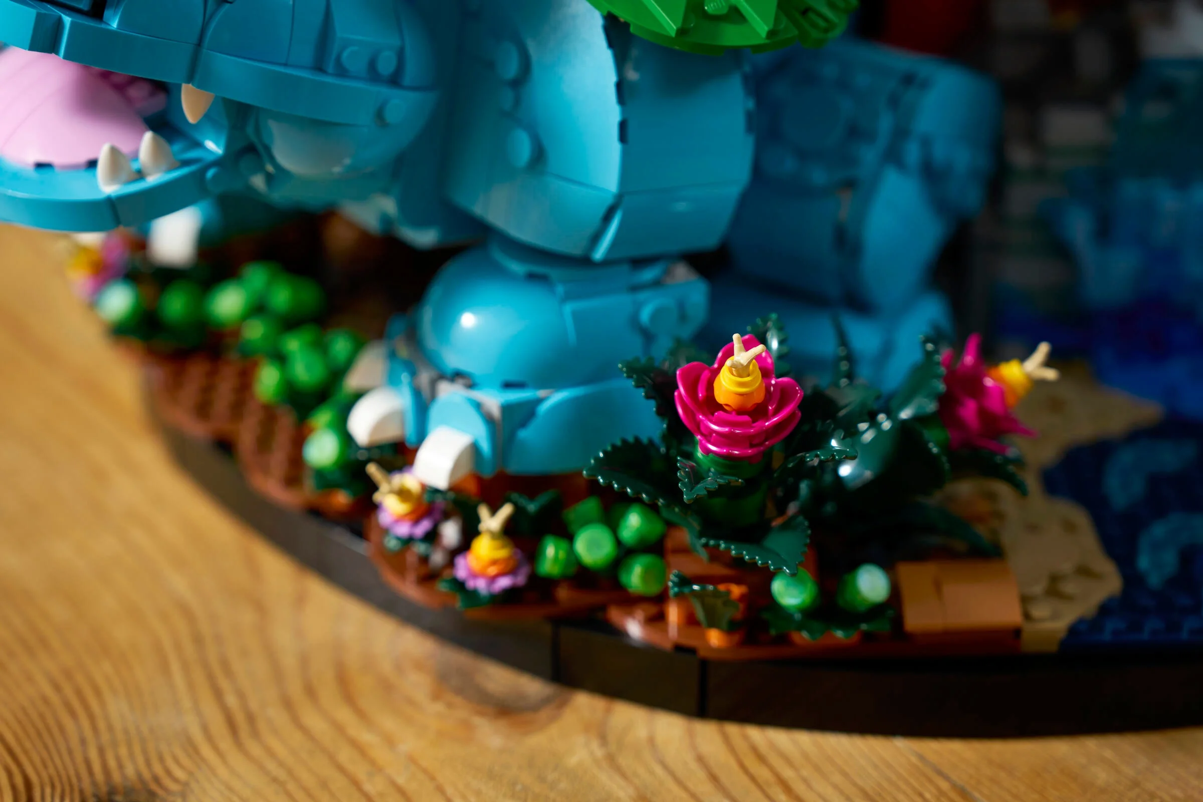Prim-plan al lui Venusaur LEGO, cu detalii florale la bază. Construcție complexă și culori vibrante.