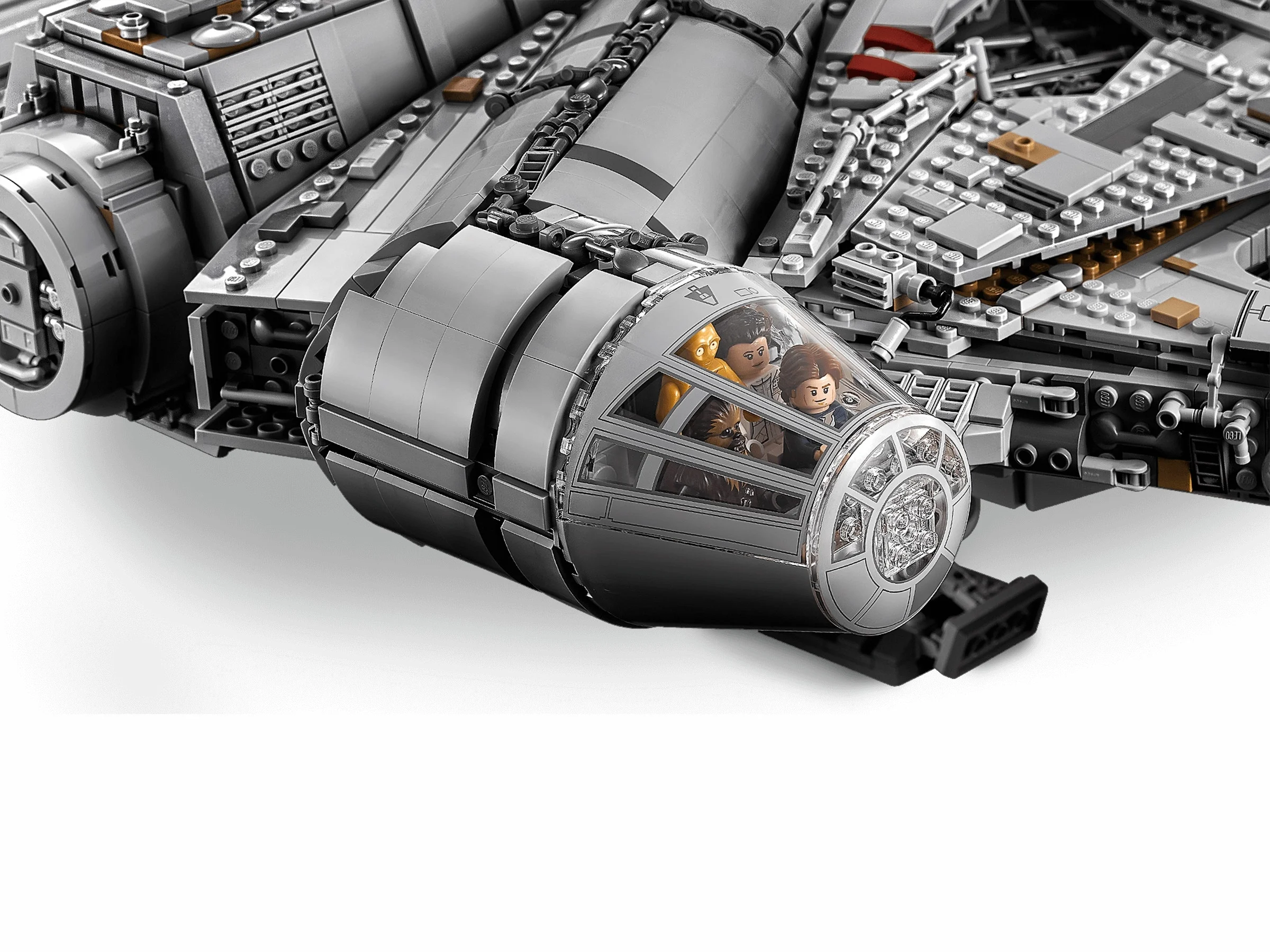 O imagine detaliată a cabinei Millennium Falcon cu minifigurinele Han Solo, Chewbacca și C-3PO.