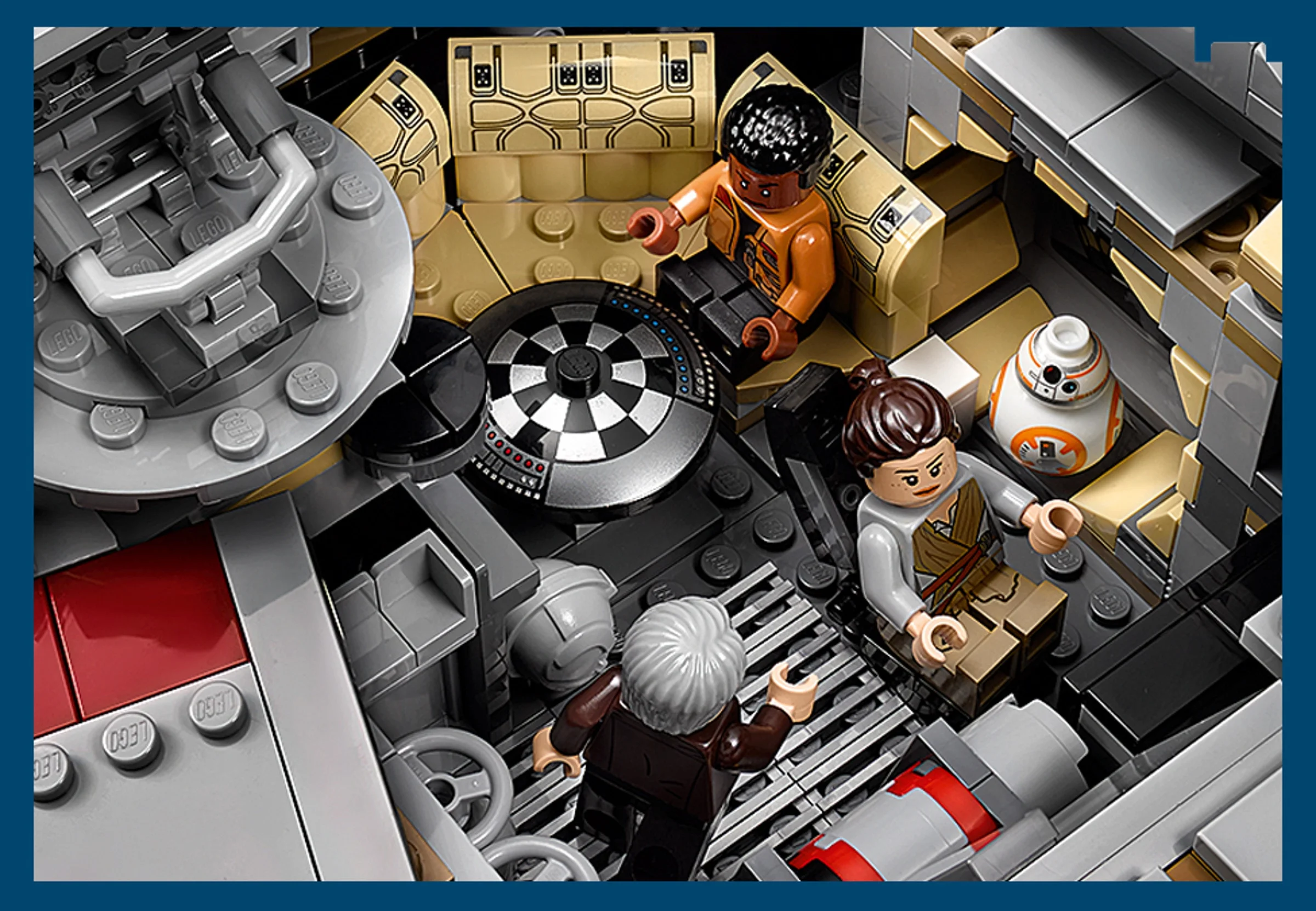 Interiorul detaliat al Millennium Falcon cu minifigurinele Rey, Finn, BB-8 și Han Solo îmbătrânit.