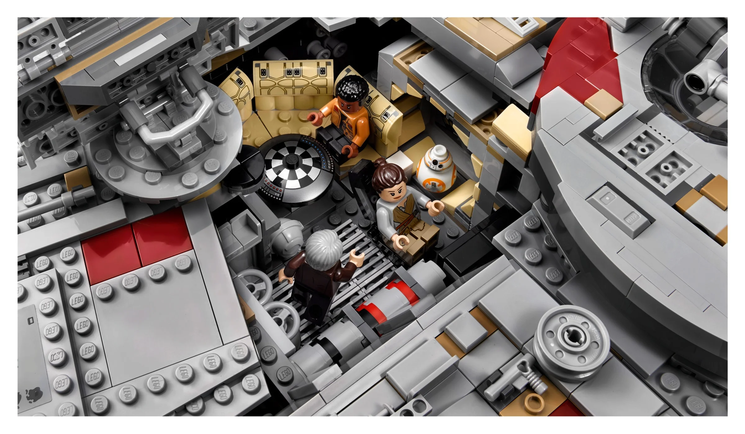 Interiorul detaliat al modelului Millennium Falcon cu minifigurinele Rey, Finn, BB-8 și Han Solo.