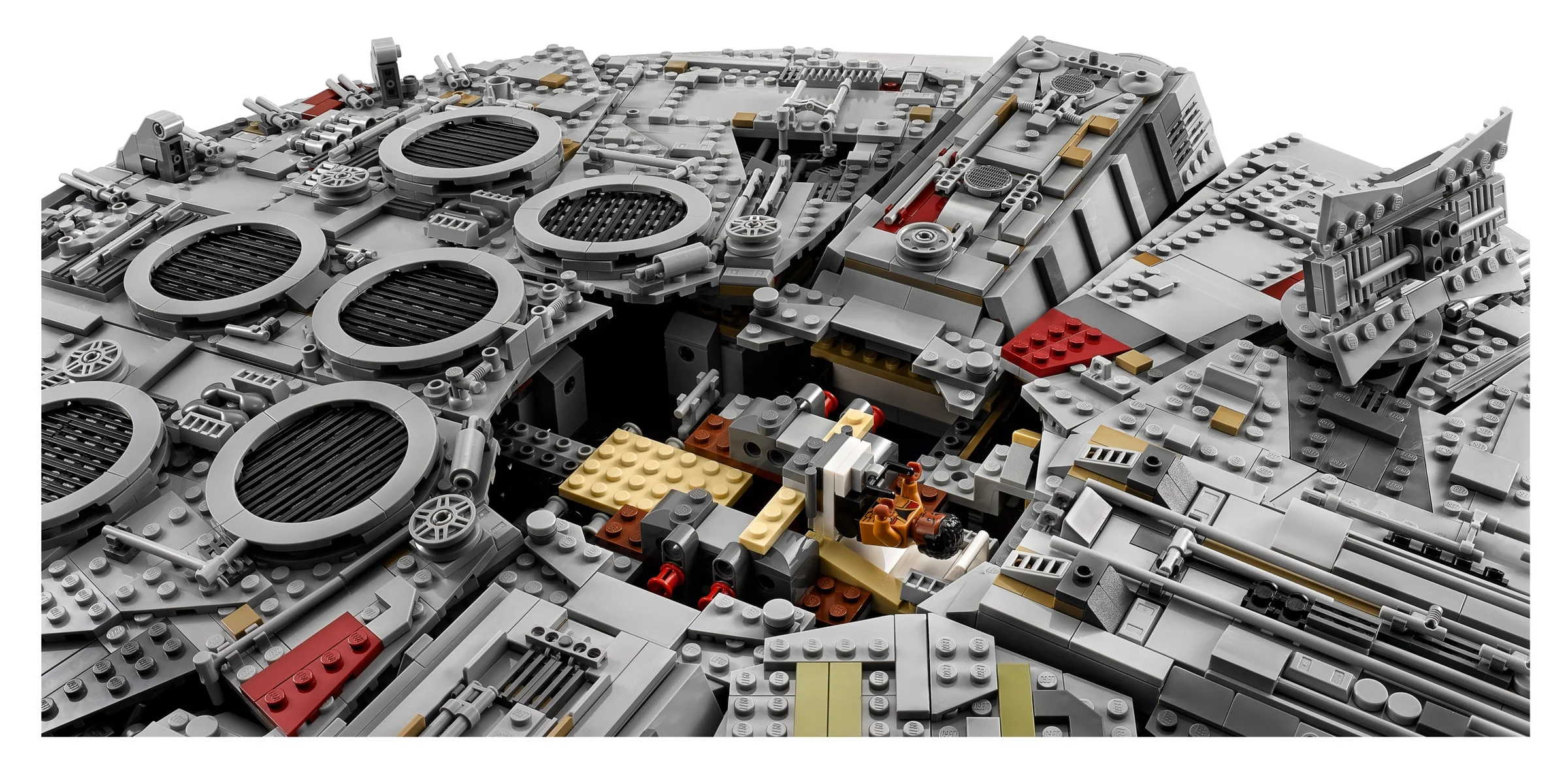 Detaliu al interiorului navei Millennium Falcon, complex și plin de piese LEGO.