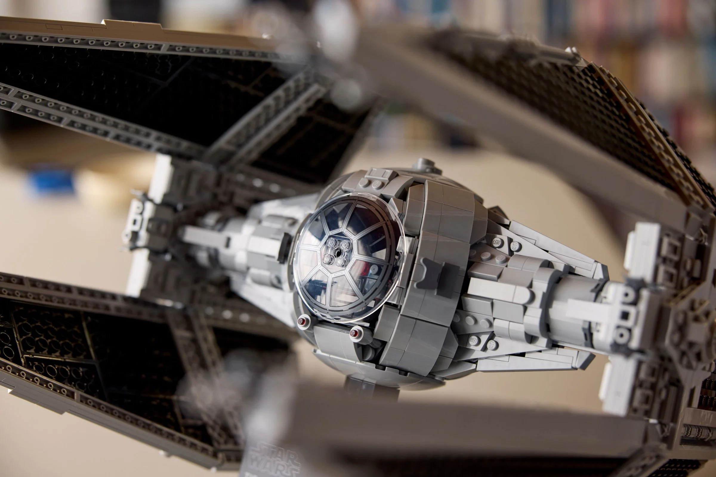 Imagine detaliată a cabinei TIE Interceptor, setul 75382. Vedere frontală a modelului.