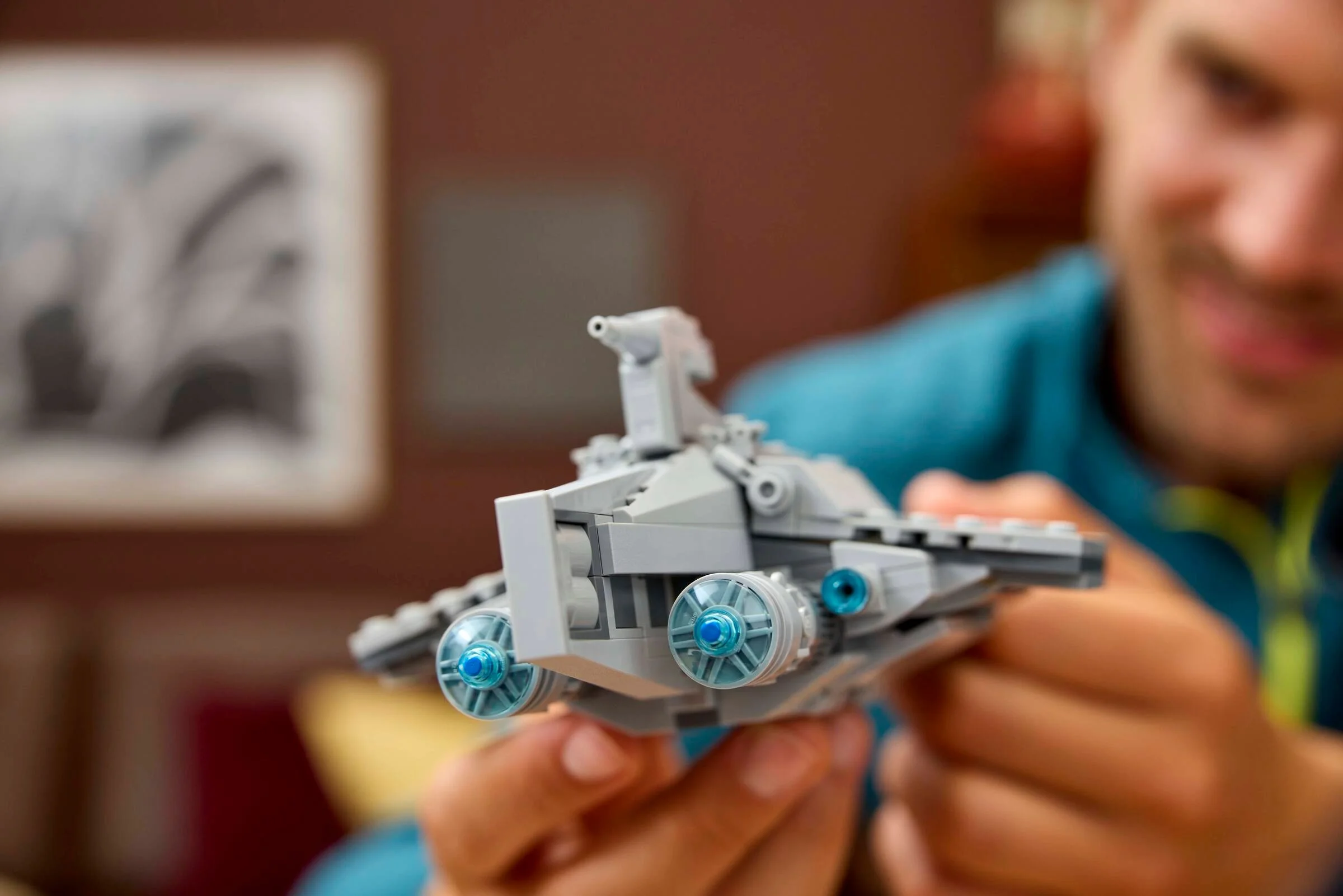 Model Acclamator-class Assault Ship 75404 ținut în mâini. Detalii ale construcției LEGO.