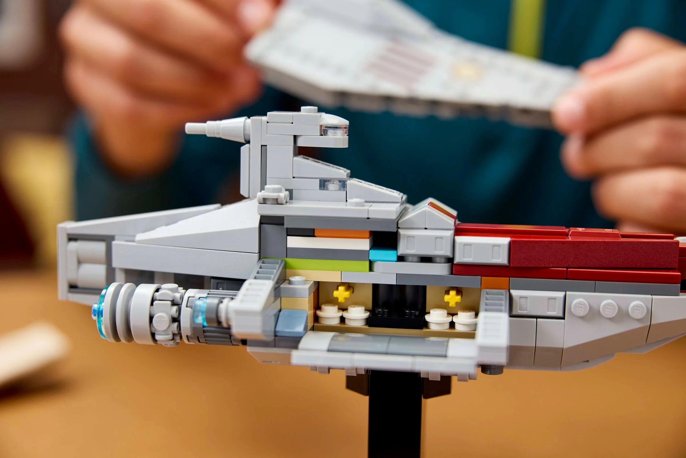 O imagine detaliată a navei Acclamator construite din LEGO, care arată secțiuni interne.