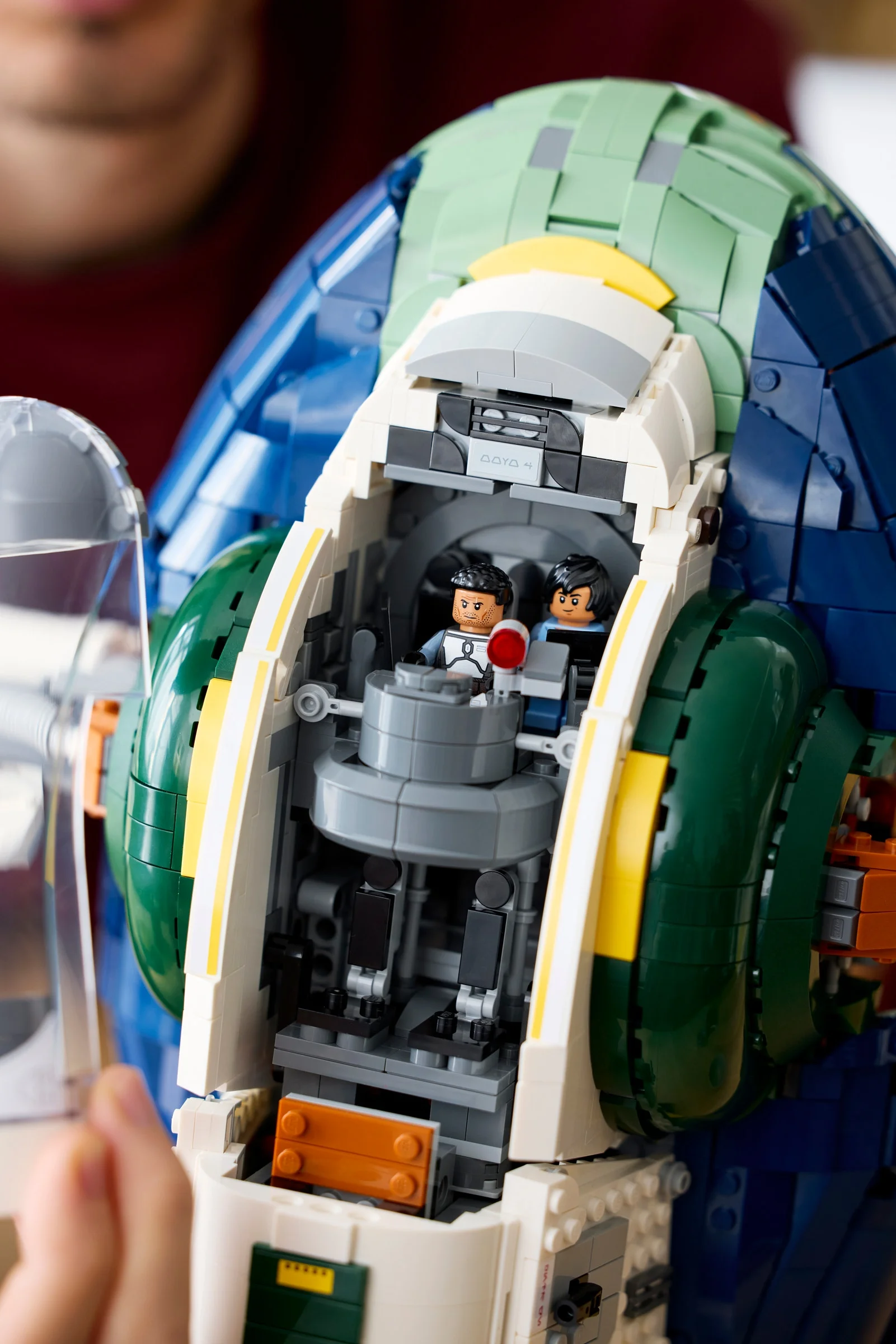 Prim-plan cu cabina navei lui Jango Fett și cele două minifigurine din interior.