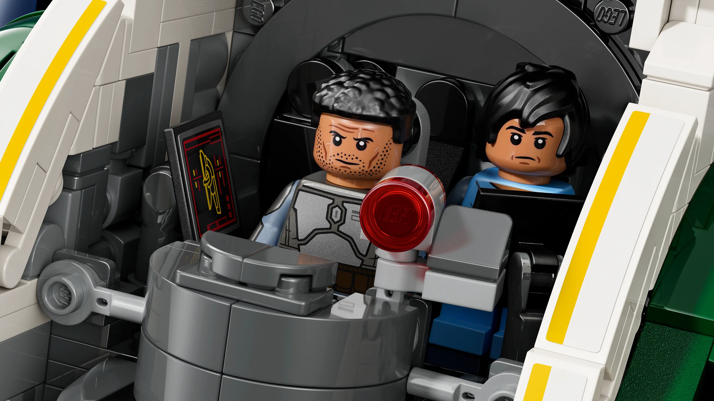 Prim-plan cu minifigurinele Jango și Boba Fett în cabina navei spațiale. Detalii cockpit.