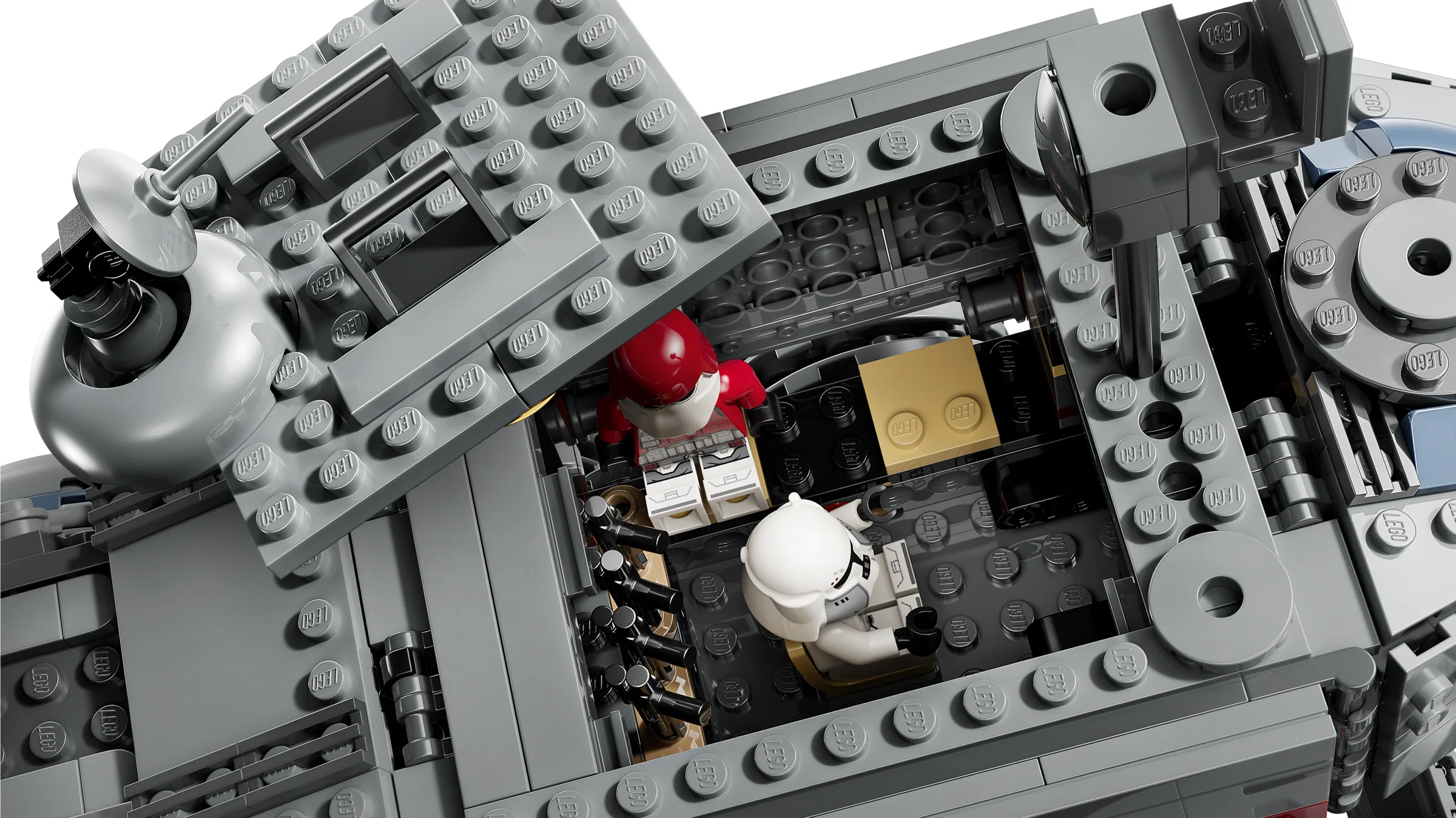 Interiorul detaliat al Juggernaut-ului, cu minifigurine și elemente interactive. Interior detaliat.