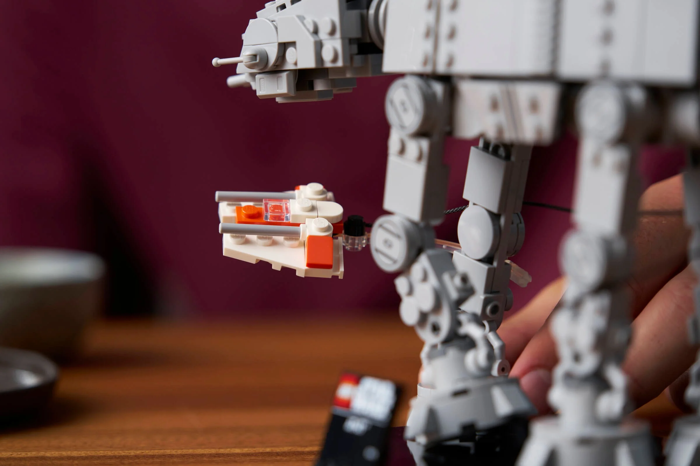 Imagine detaliată cu AT-AT-ul LEGO Star Wars 75440 și o navă mică. Elementele gri și albe sunt vizibile.