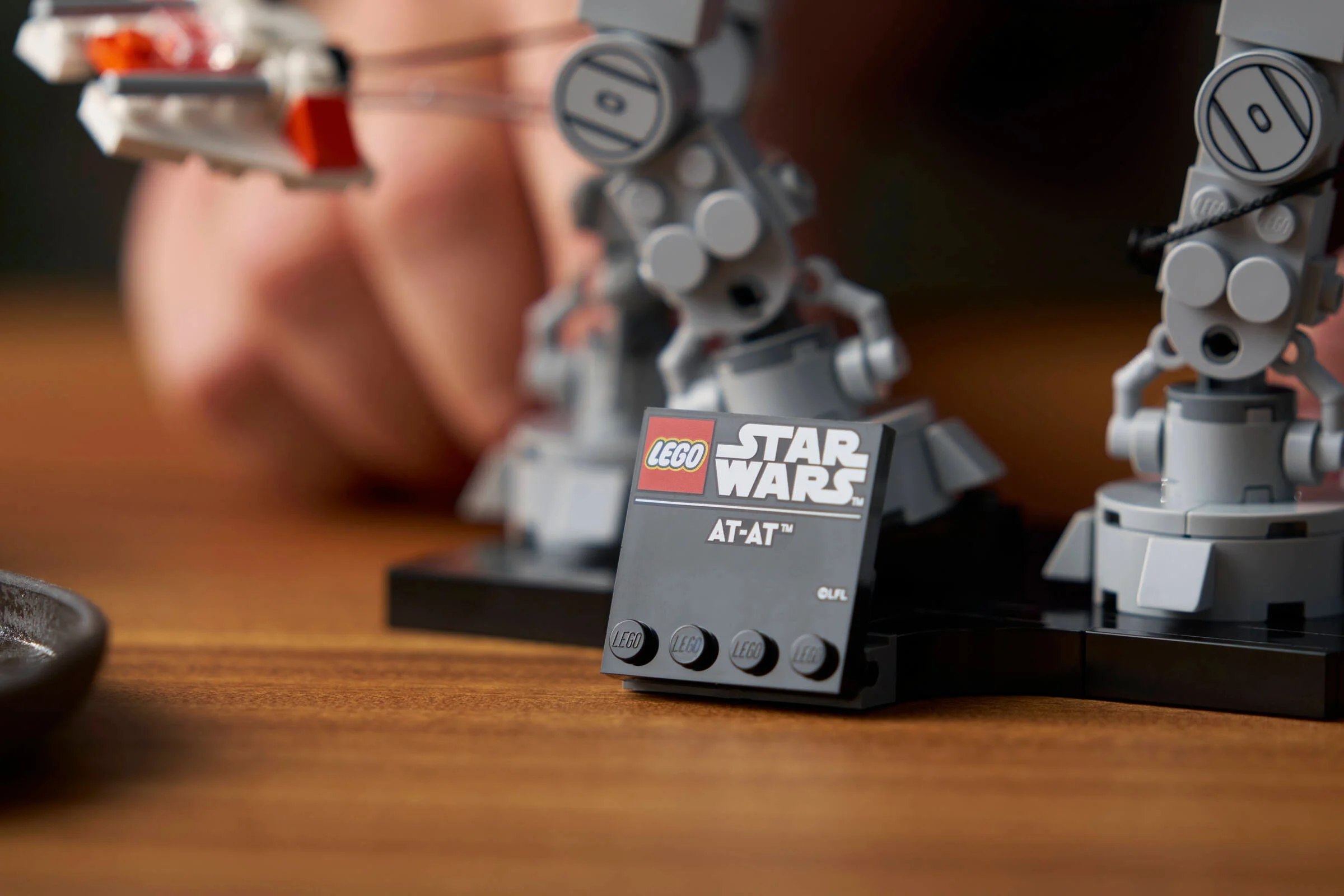Prim-plan al plăcii cu logo LEGO Star Wars AT-AT, oferind detalii ale designului modelului. 