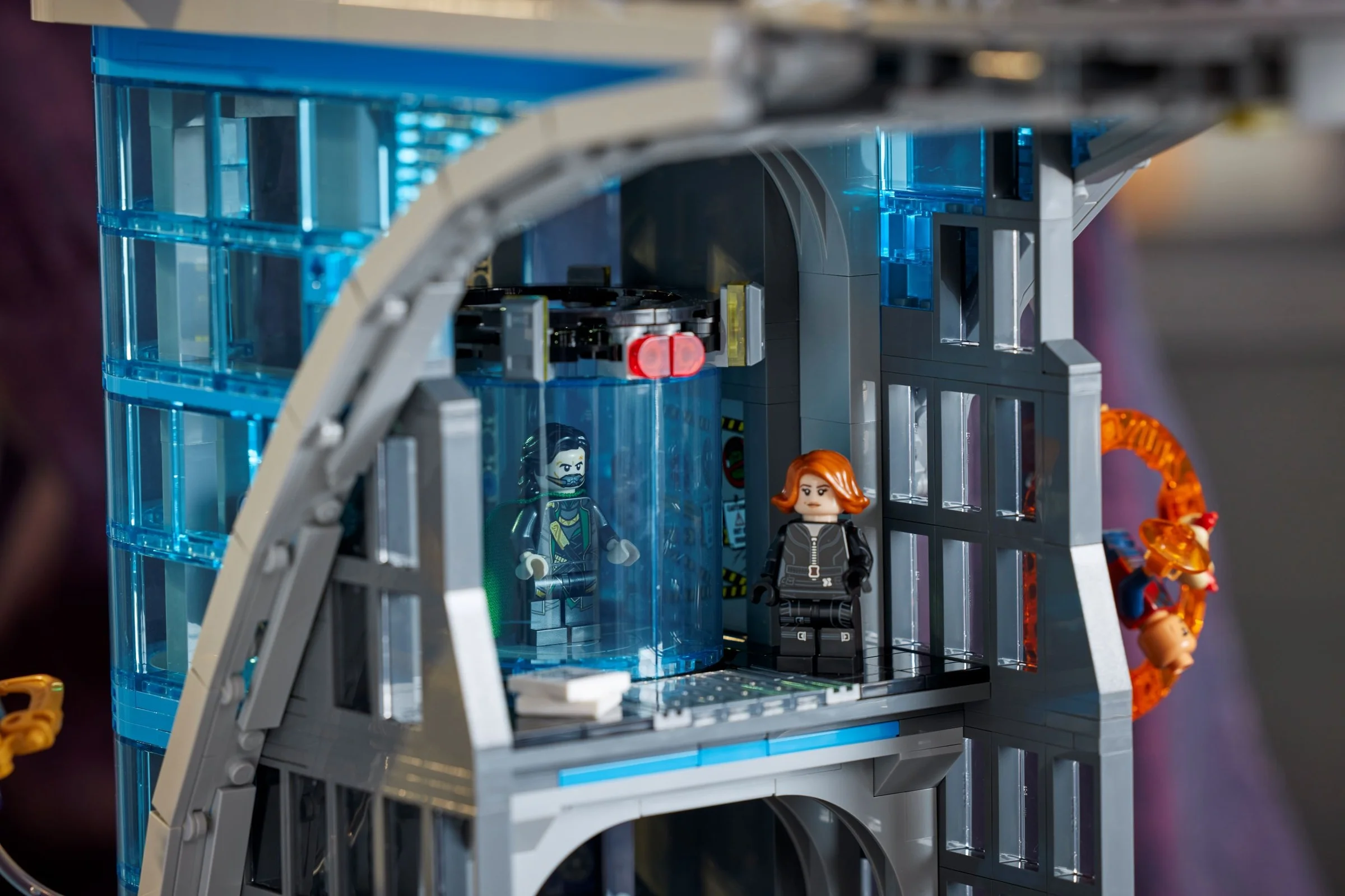 Prim plan cu detalii din Turnul Răzbunătorilor, cu mini-figurine Loki, Black Widow și Doctor Strange.