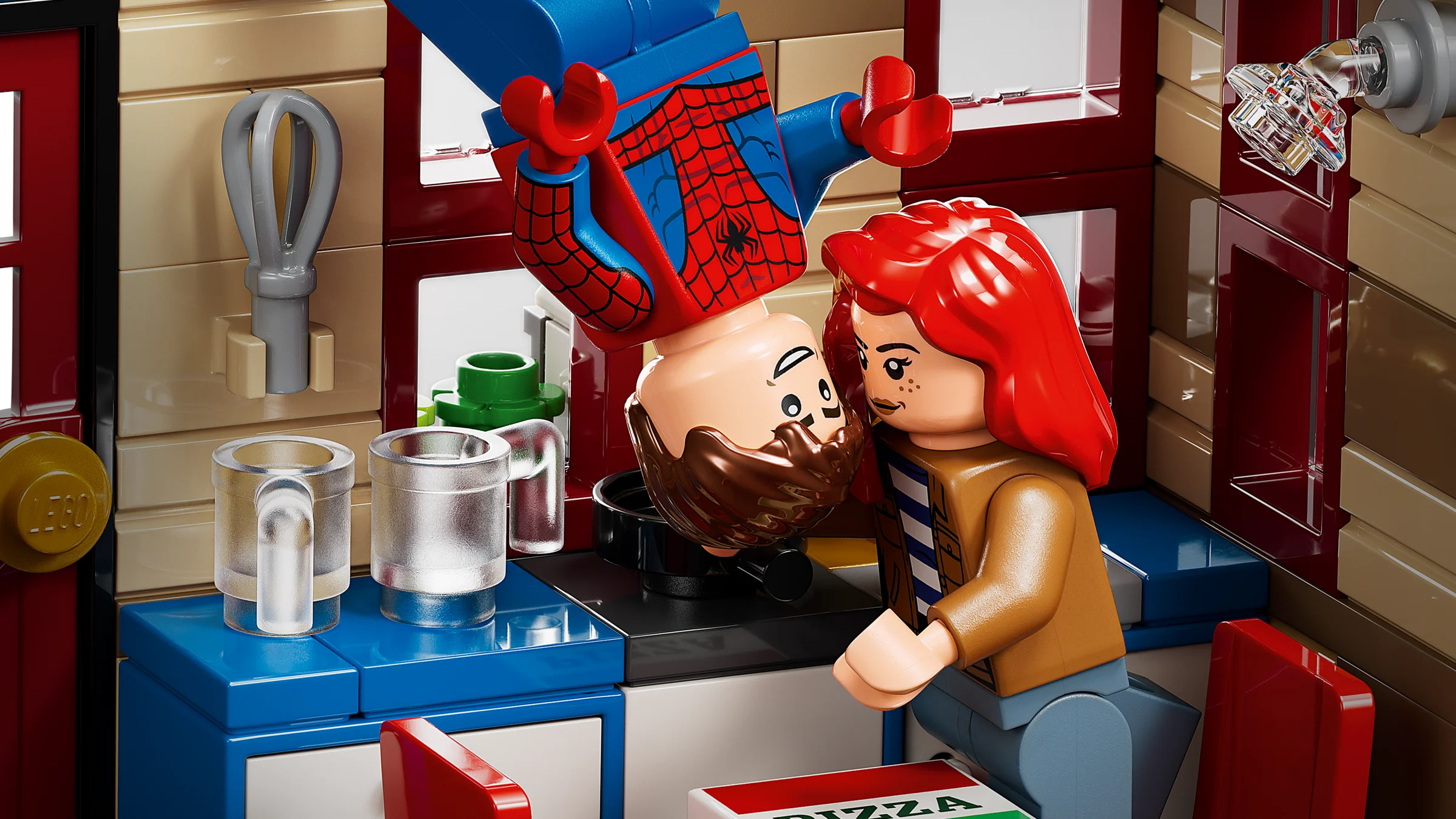 Prim plan cu minifigurinele LEGO Peter Parker și Mary Jane în apartament. Spiderman atârnat cu capul în jos.